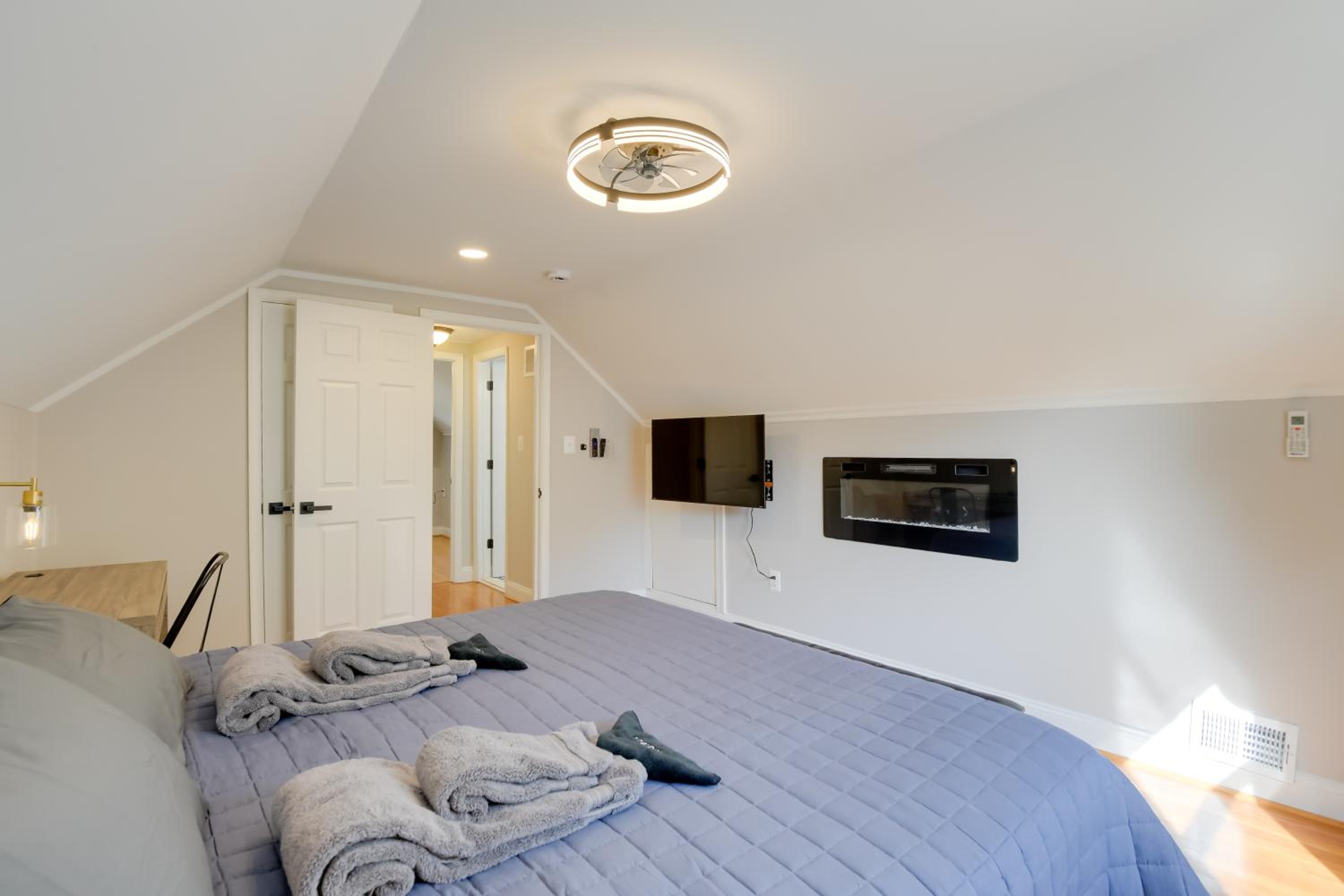 Great for Gatherings! Charming Woodbridge Duplex