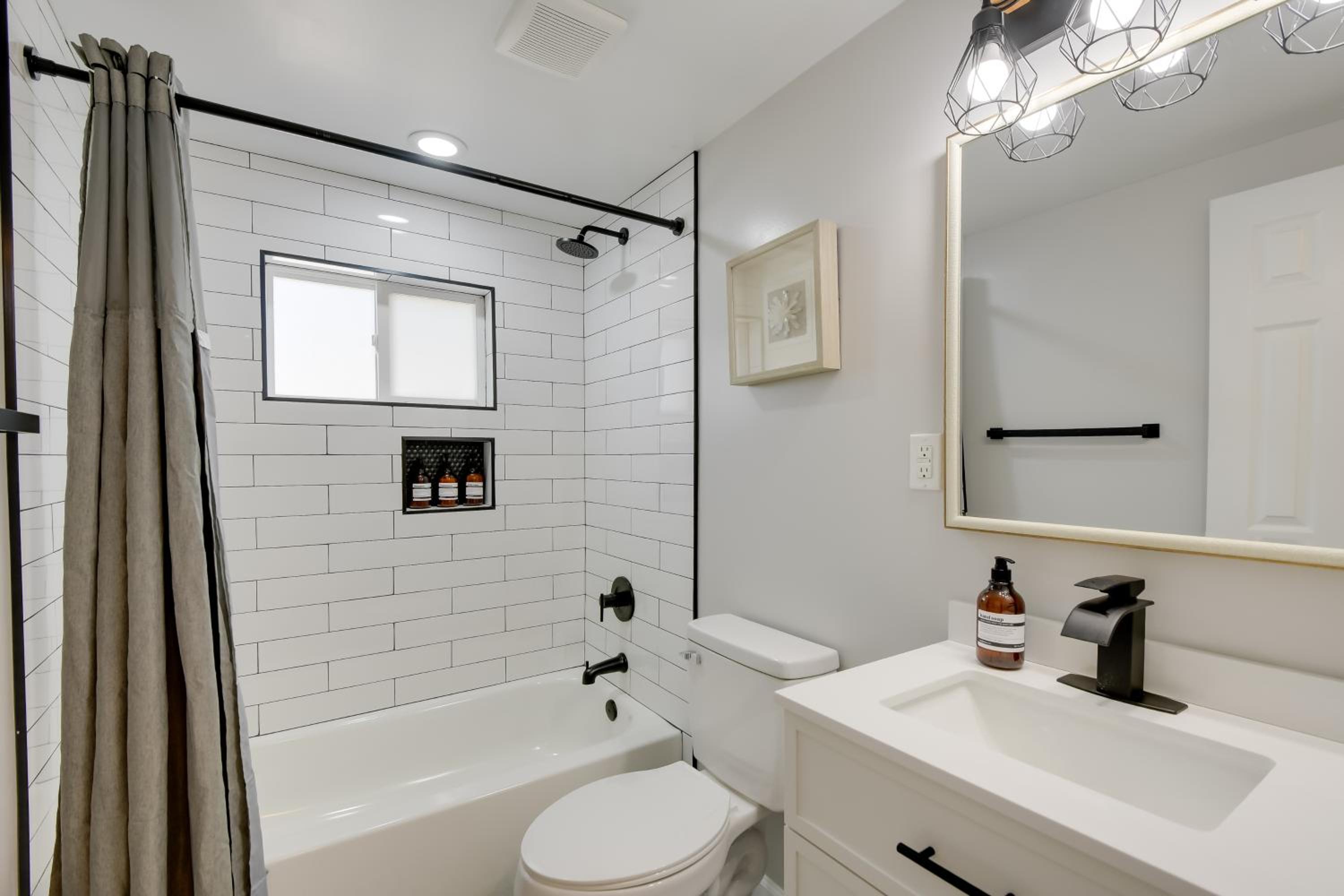 Great for Gatherings! Charming Woodbridge Duplex