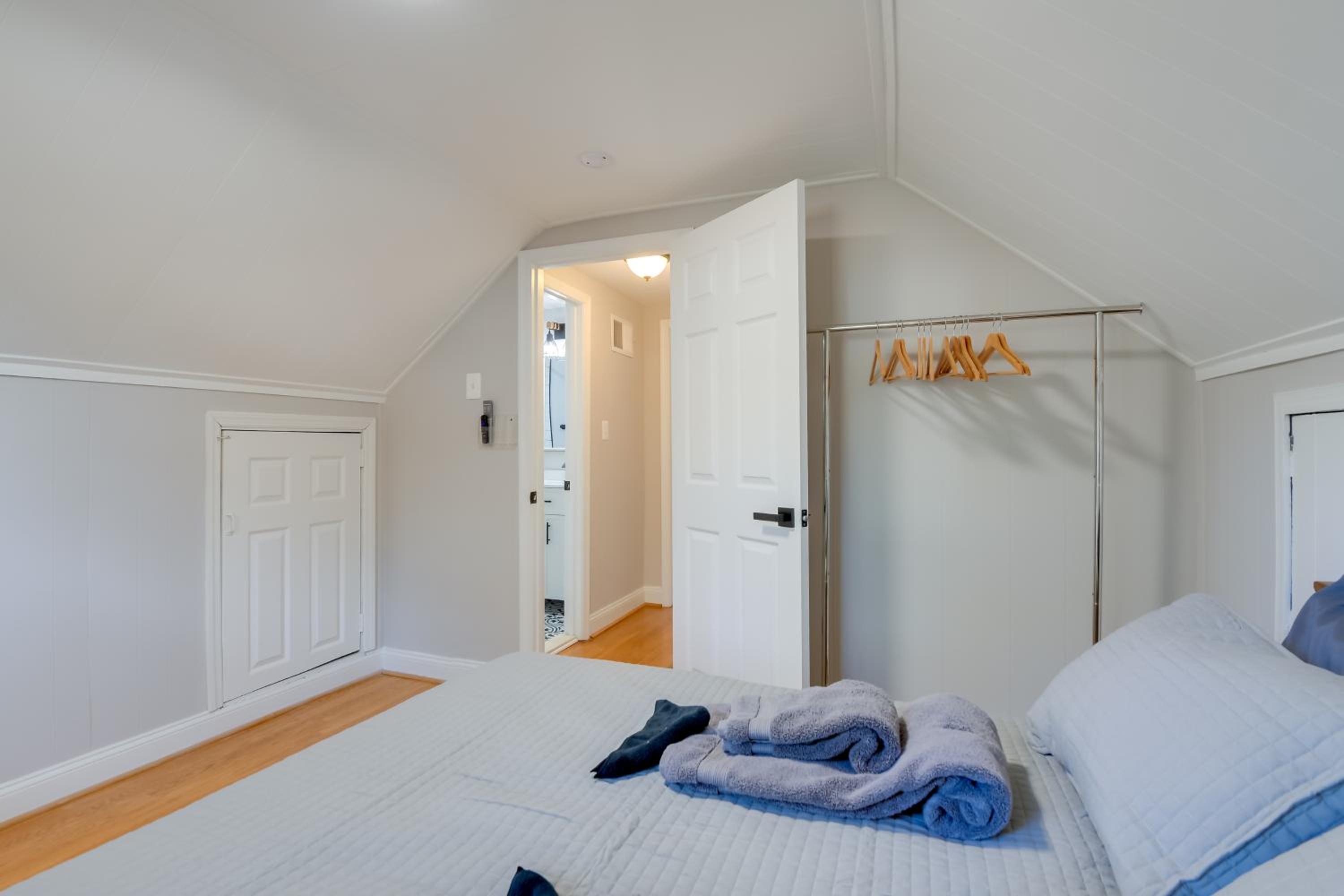 Great for Gatherings! Charming Woodbridge Duplex