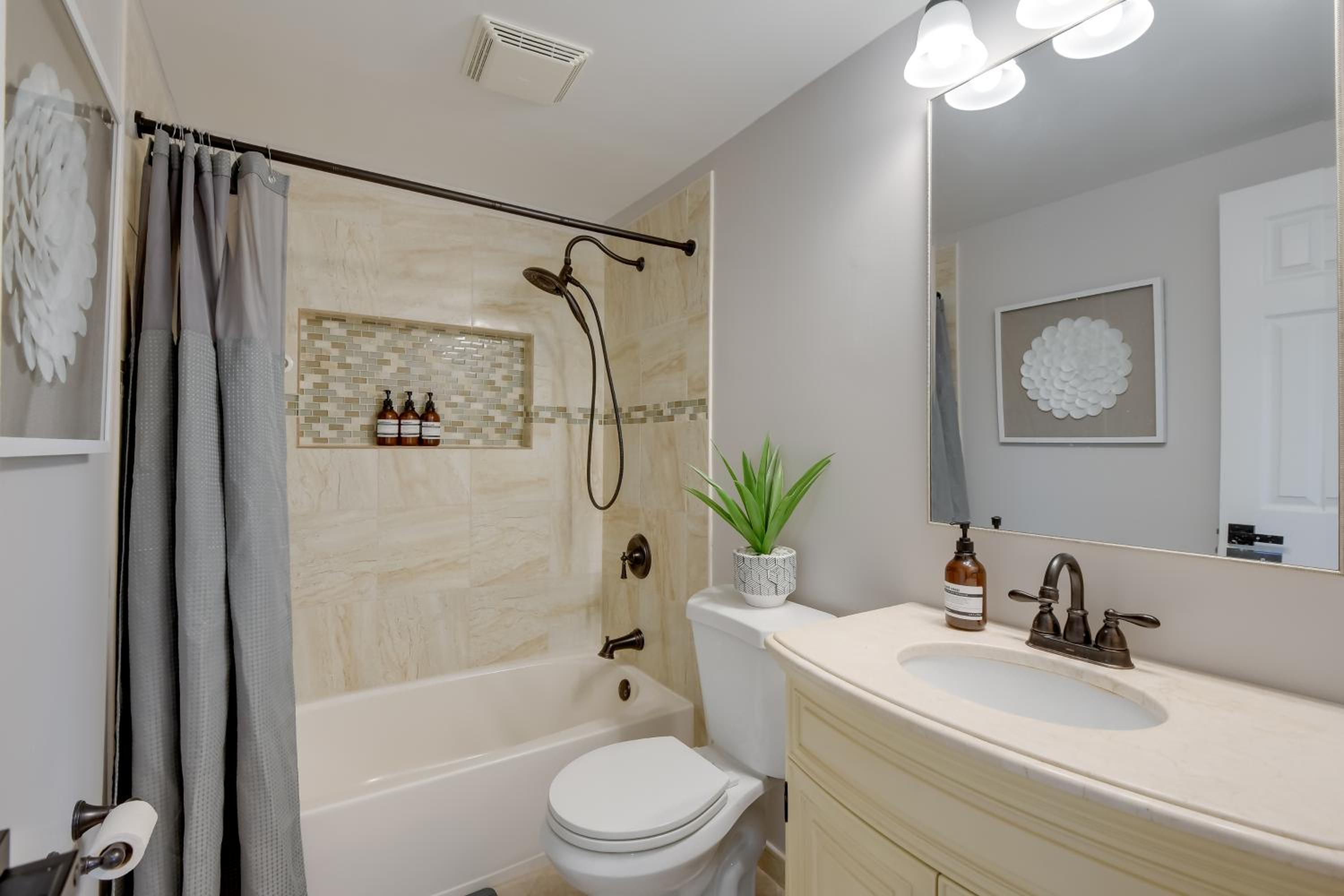 Great for Gatherings! Charming Woodbridge Duplex