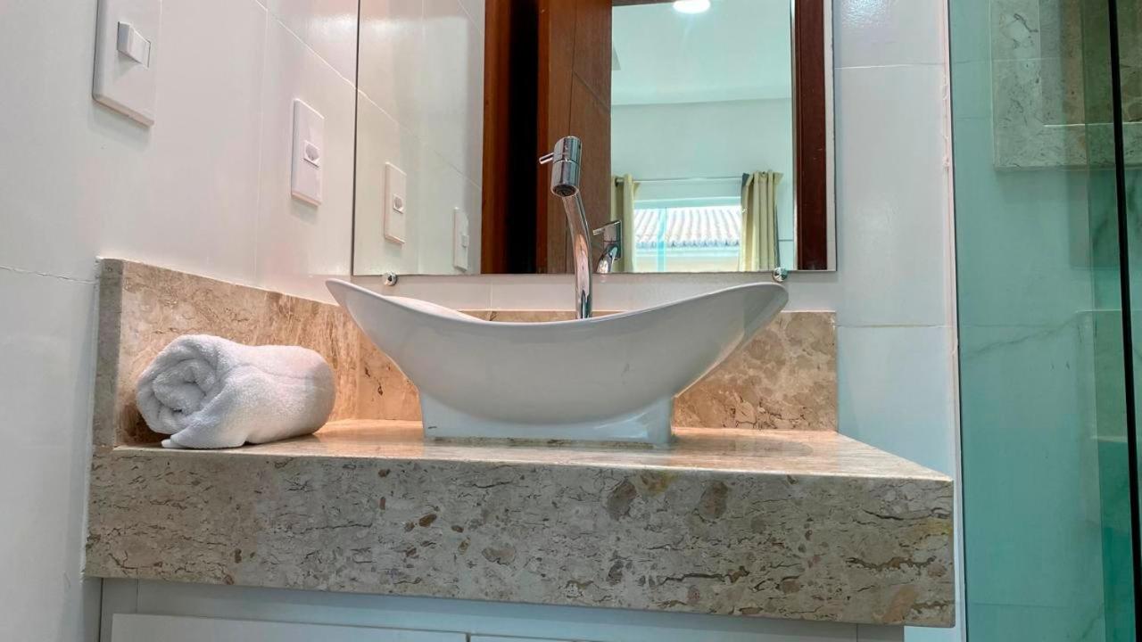 Casa com 4 quartos em condomínio com piscina e área gourmet próximo à praia de Taperapuã