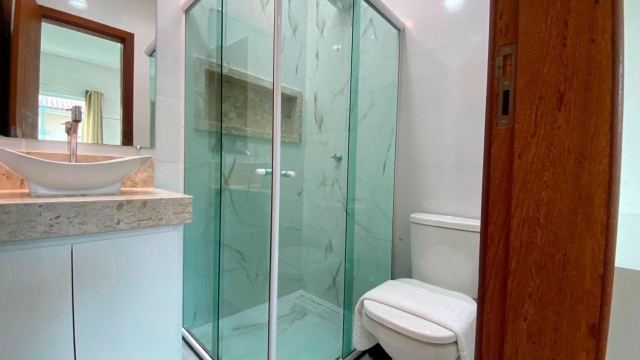 Casa com 4 quartos em condomínio com piscina e área gourmet próximo à praia de Taperapuã