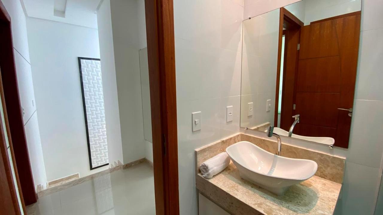 Casa com 4 quartos em condomínio com piscina e área gourmet próximo à praia de Taperapuã