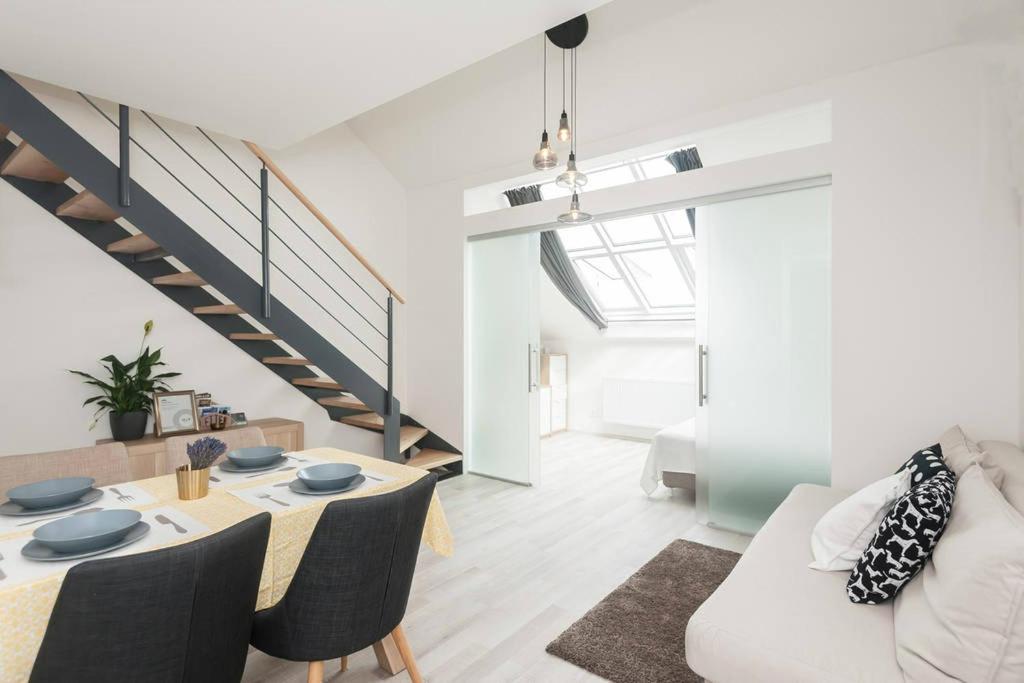 Kent Ridge Loft, Sokolska