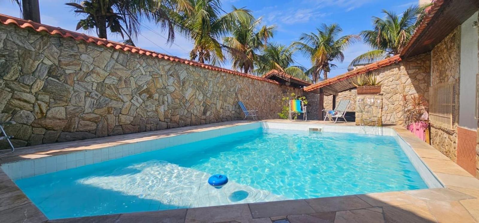 Pousada II House Beach Brasil , Suites com banheiros Privativos, PISCINA com cascata e área familiar para churrasco, Garage GRATUITA, próx-praia da Aviação