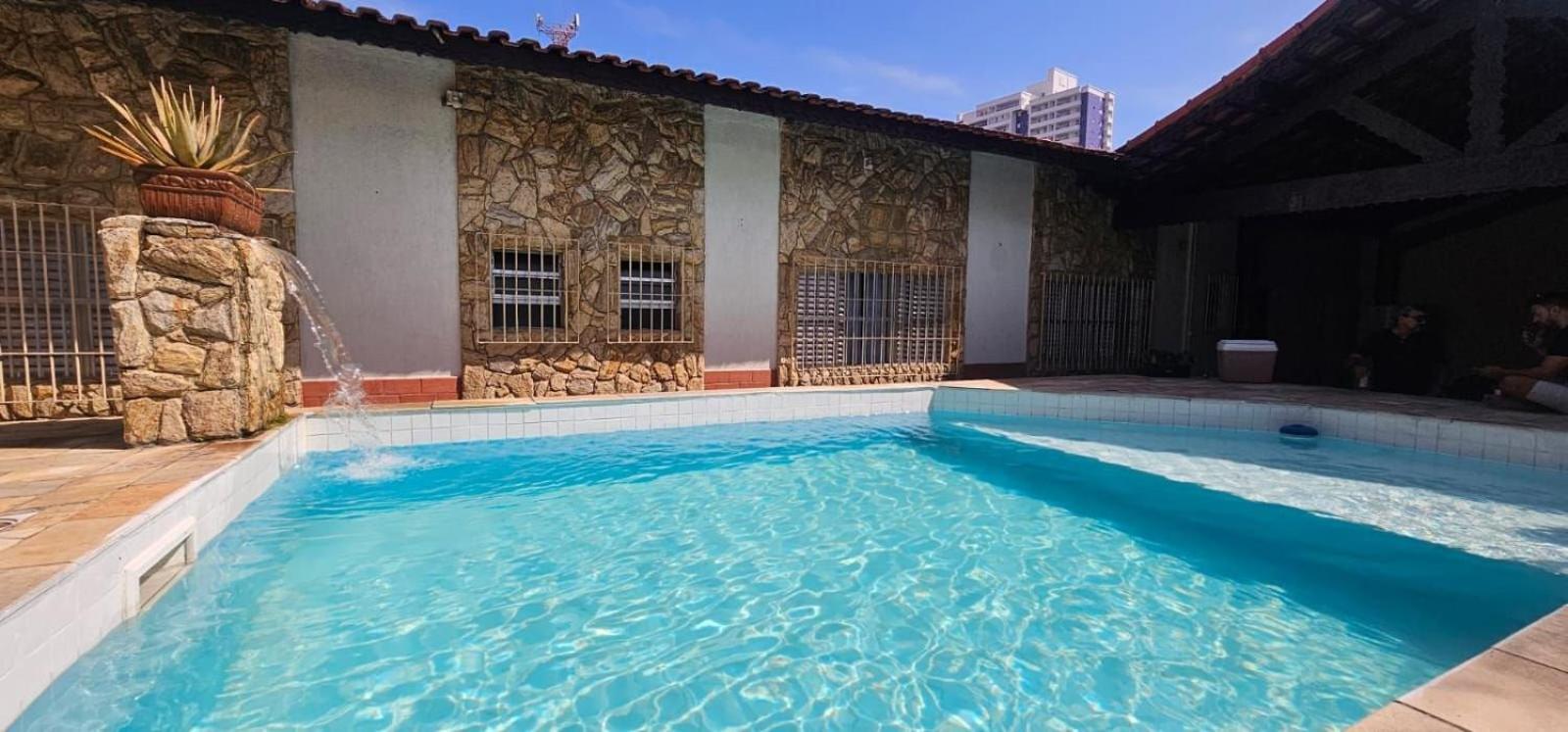 Pousada II House Beach Brasil , Suites com banheiros Privativos, PISCINA com cascata e área familiar para churrasco, Garage GRATUITA, próx-praia da Aviação