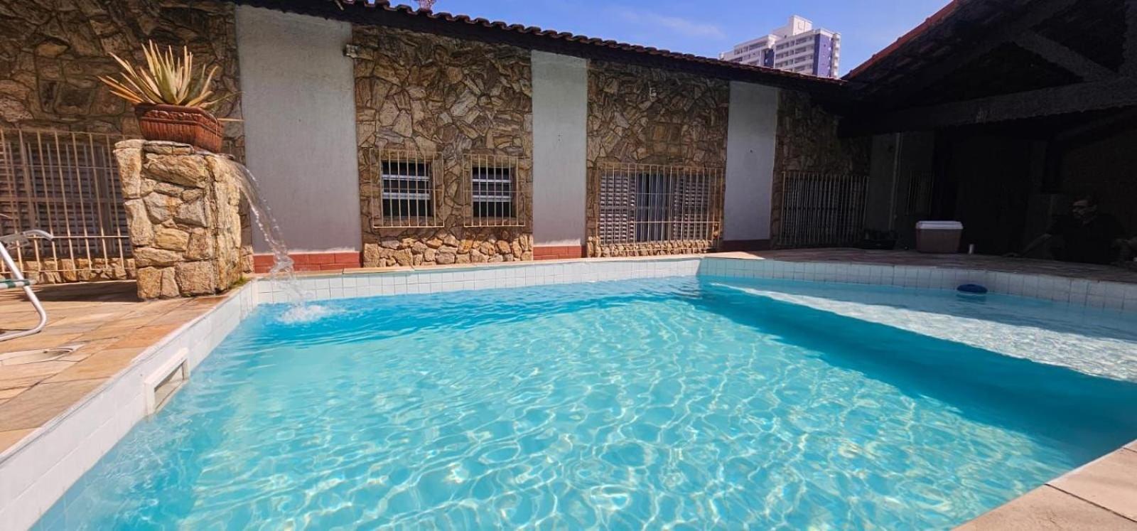 Pousada II House Beach Brasil , Suites com banheiros Privativos, PISCINA com cascata e área familiar para churrasco, Garage GRATUITA, próx-praia da Aviação