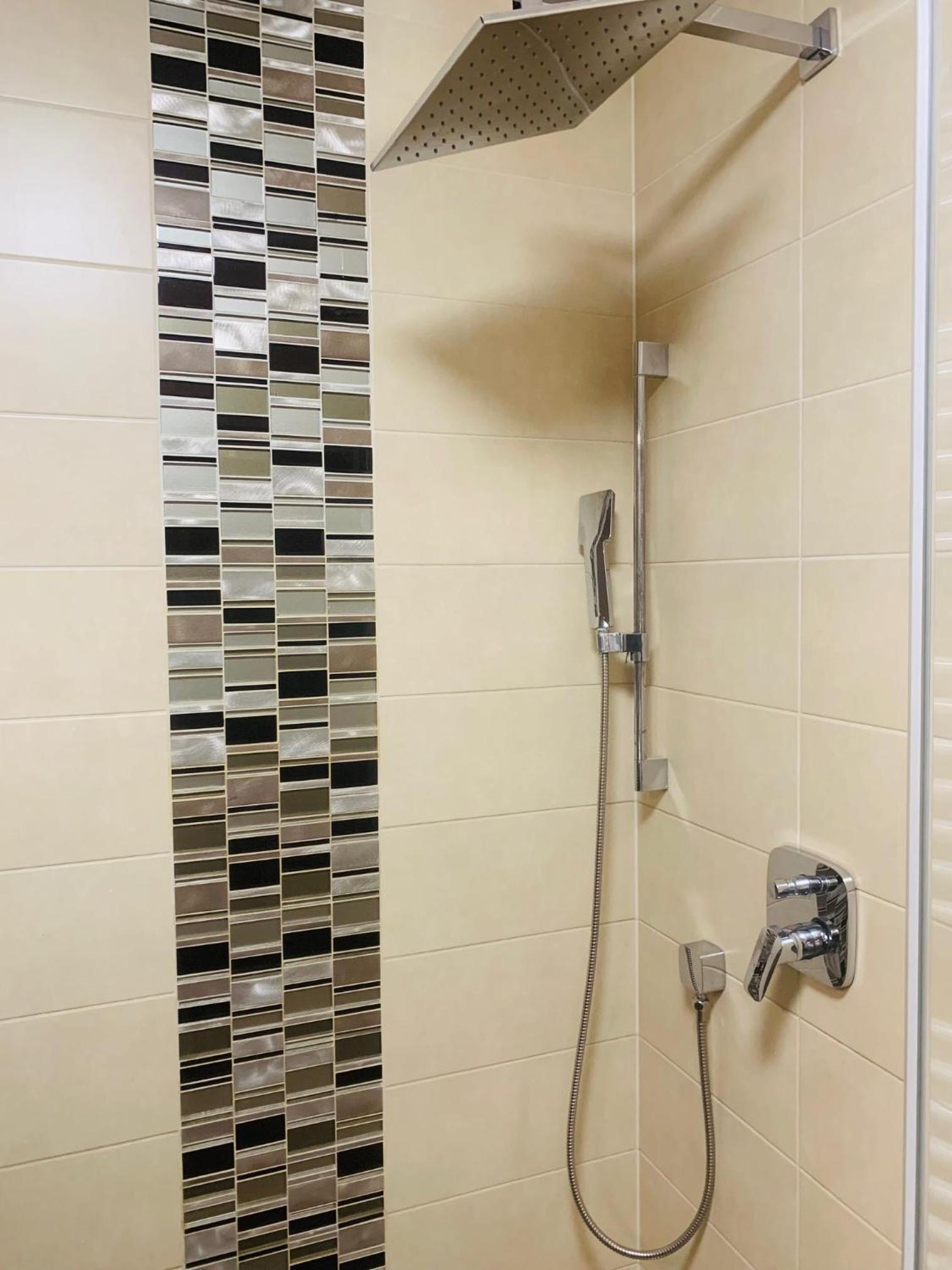 Local-Lux Premium Apartment- 2 Bedrooms Balcony -2 Private Parking