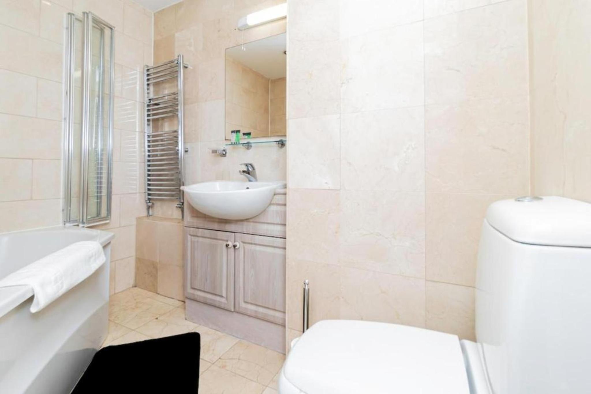 Stylish 2BR Near Hyde Park & Museums, Kensington
