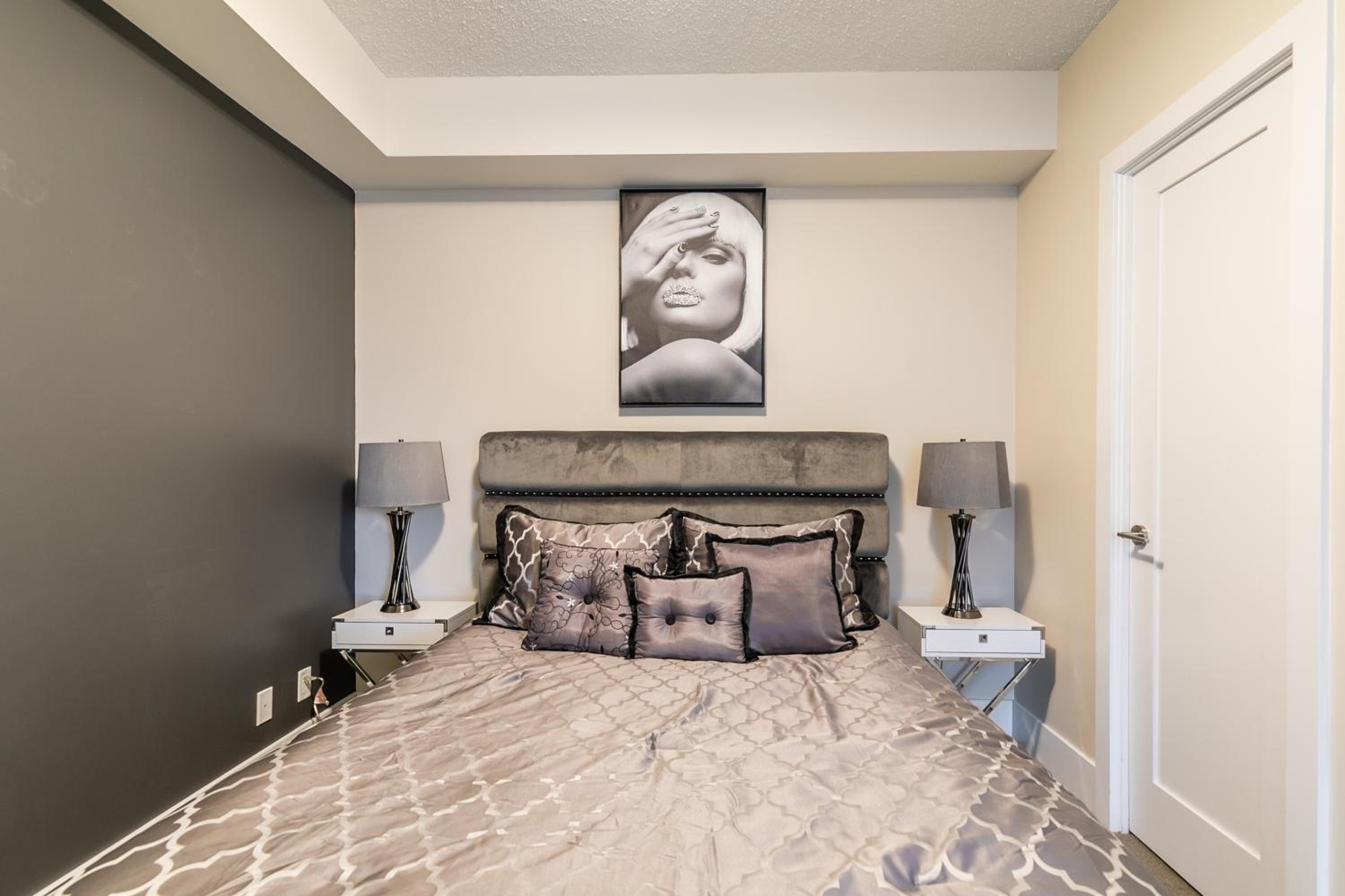 Modern 1 Bedroom Condo Front Street Downtown Toronto