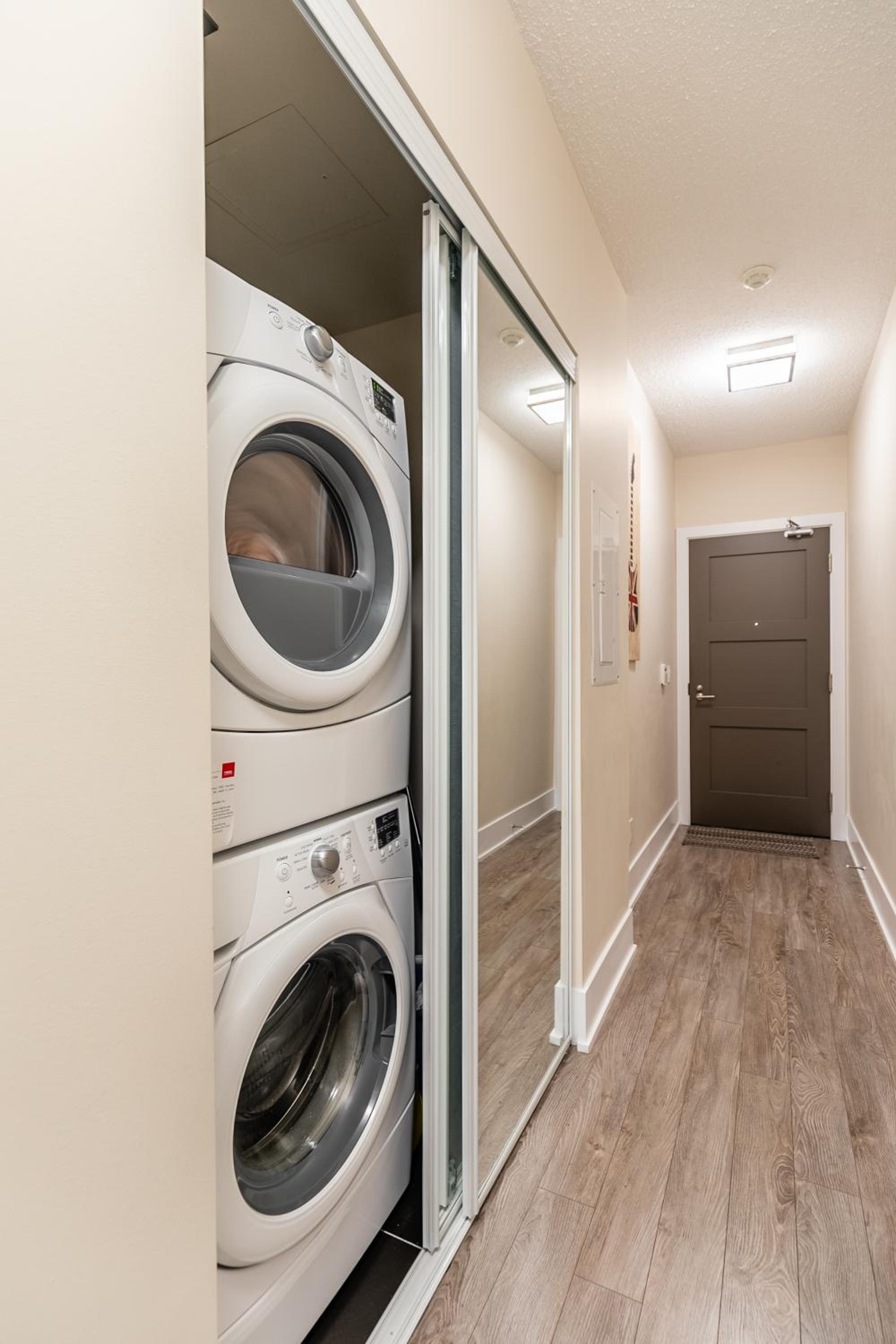 Modern 1 Bedroom Condo Front Street Downtown Toronto