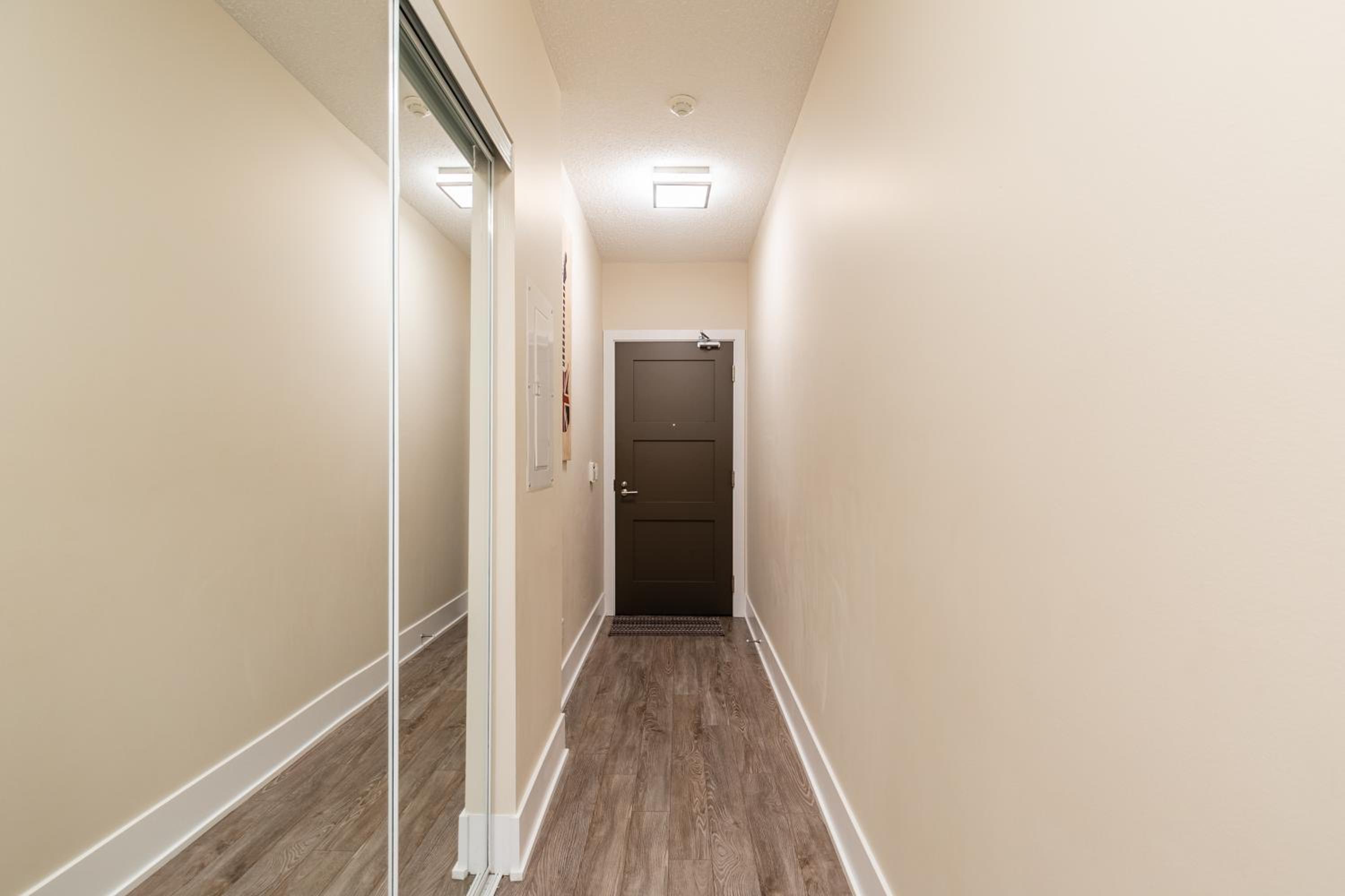 Modern 1 Bedroom Condo Front Street Downtown Toronto