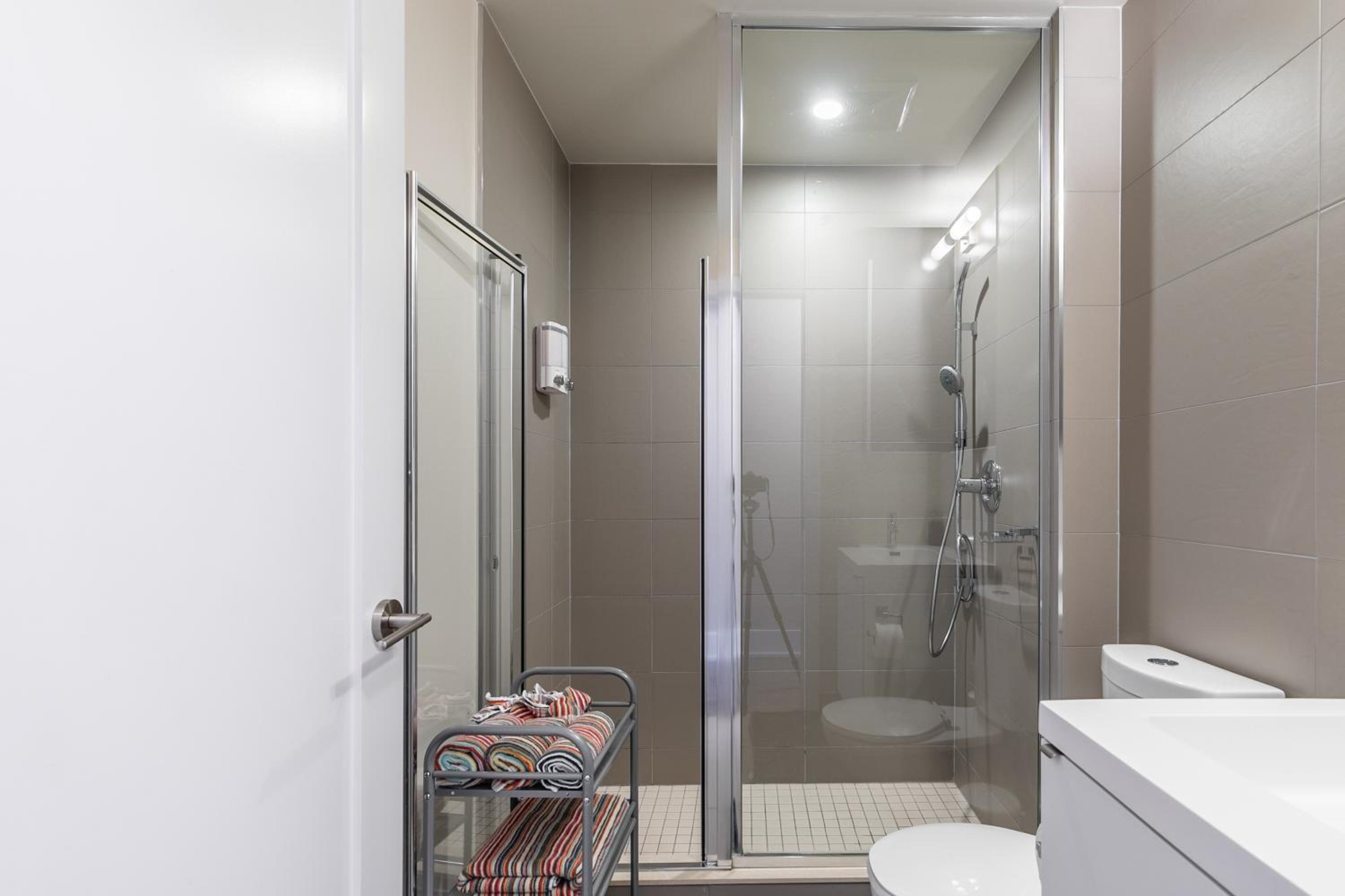 Modern 1 Bedroom Condo Front Street Downtown Toronto