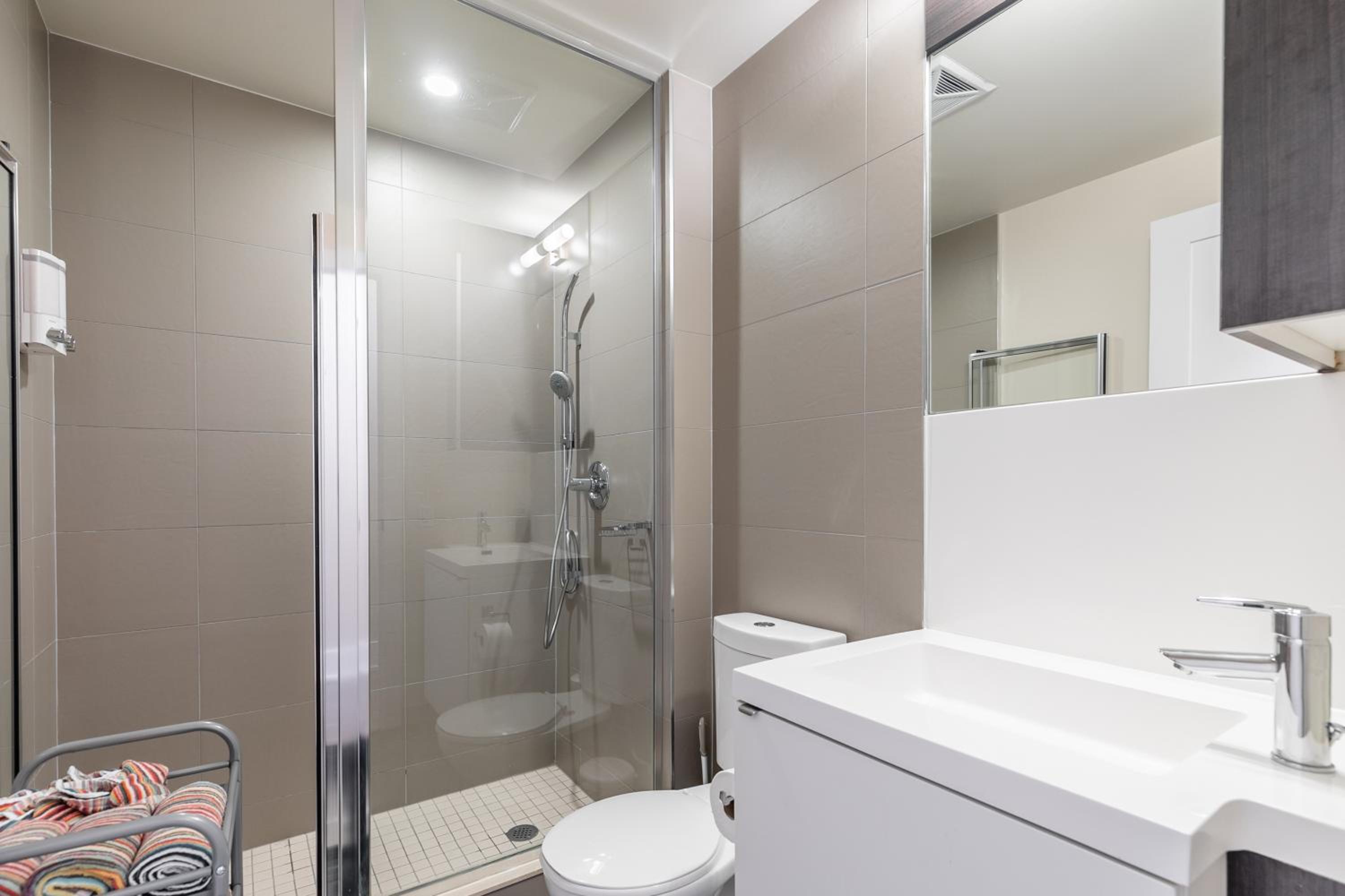 Modern 1 Bedroom Condo Front Street Downtown Toronto