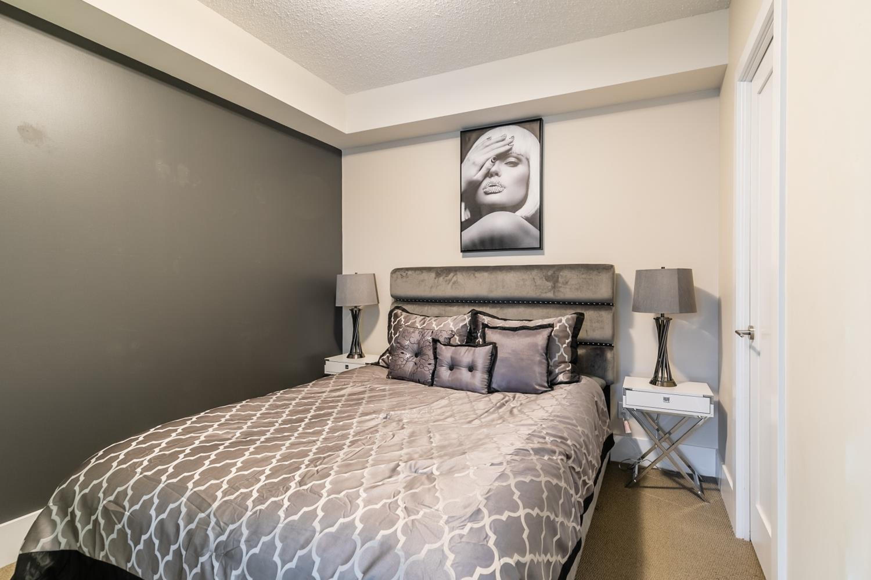Modern 1 Bedroom Condo Front Street Downtown Toronto