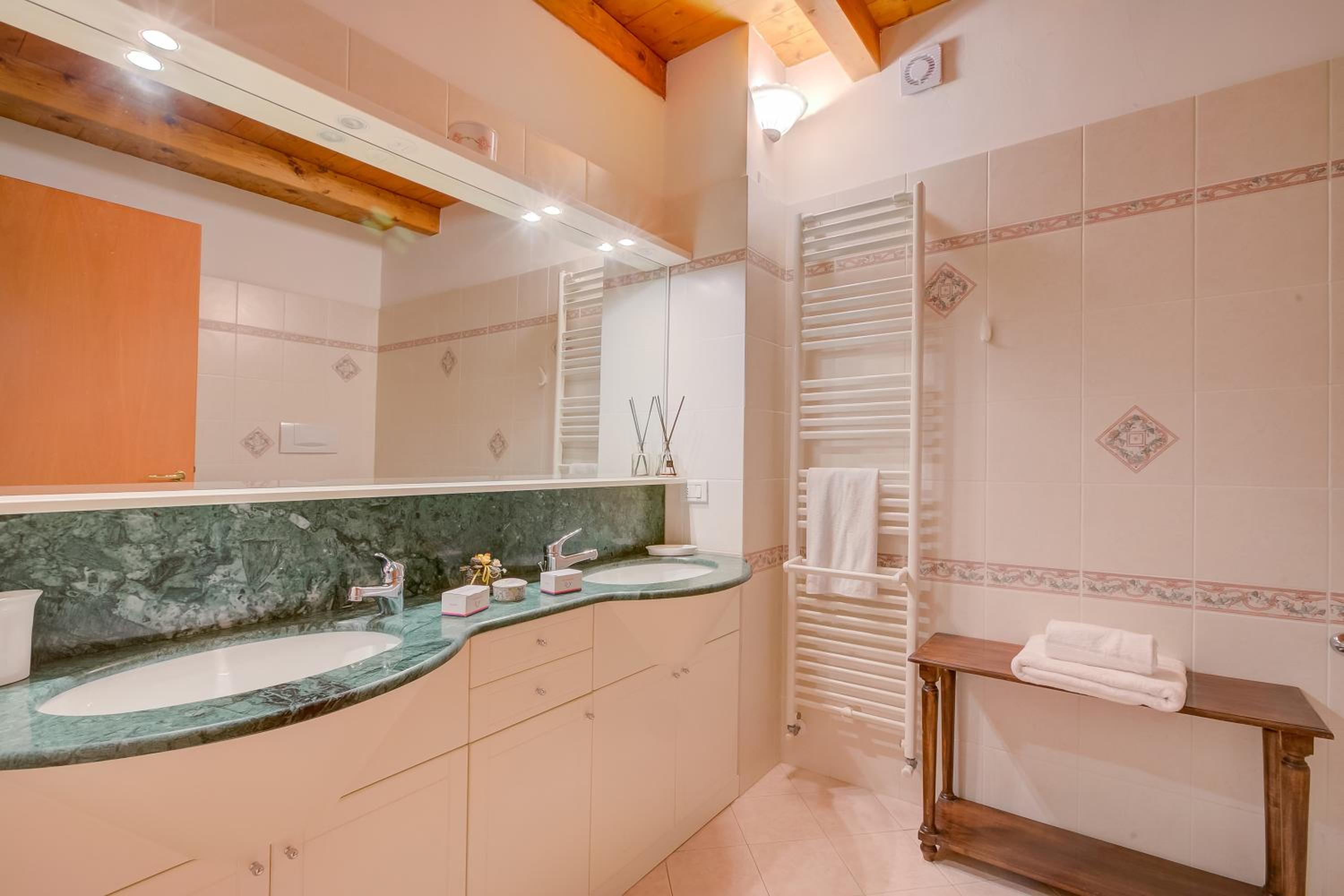 The Green Emerald Family Retreat - Happy Rentals