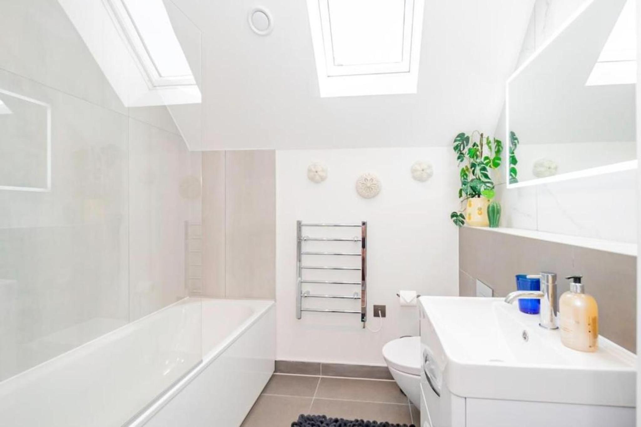 Gorgeous 1-Bedroom Acton Flat with Two Balconies at Acton, Sleeps 4