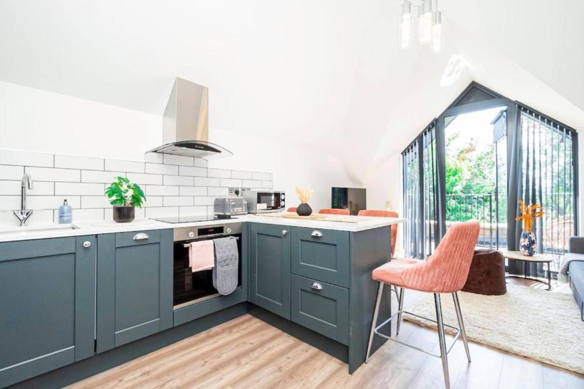 Gorgeous 1-Bedroom Acton Flat with Two Balconies at Acton, Sleeps 4