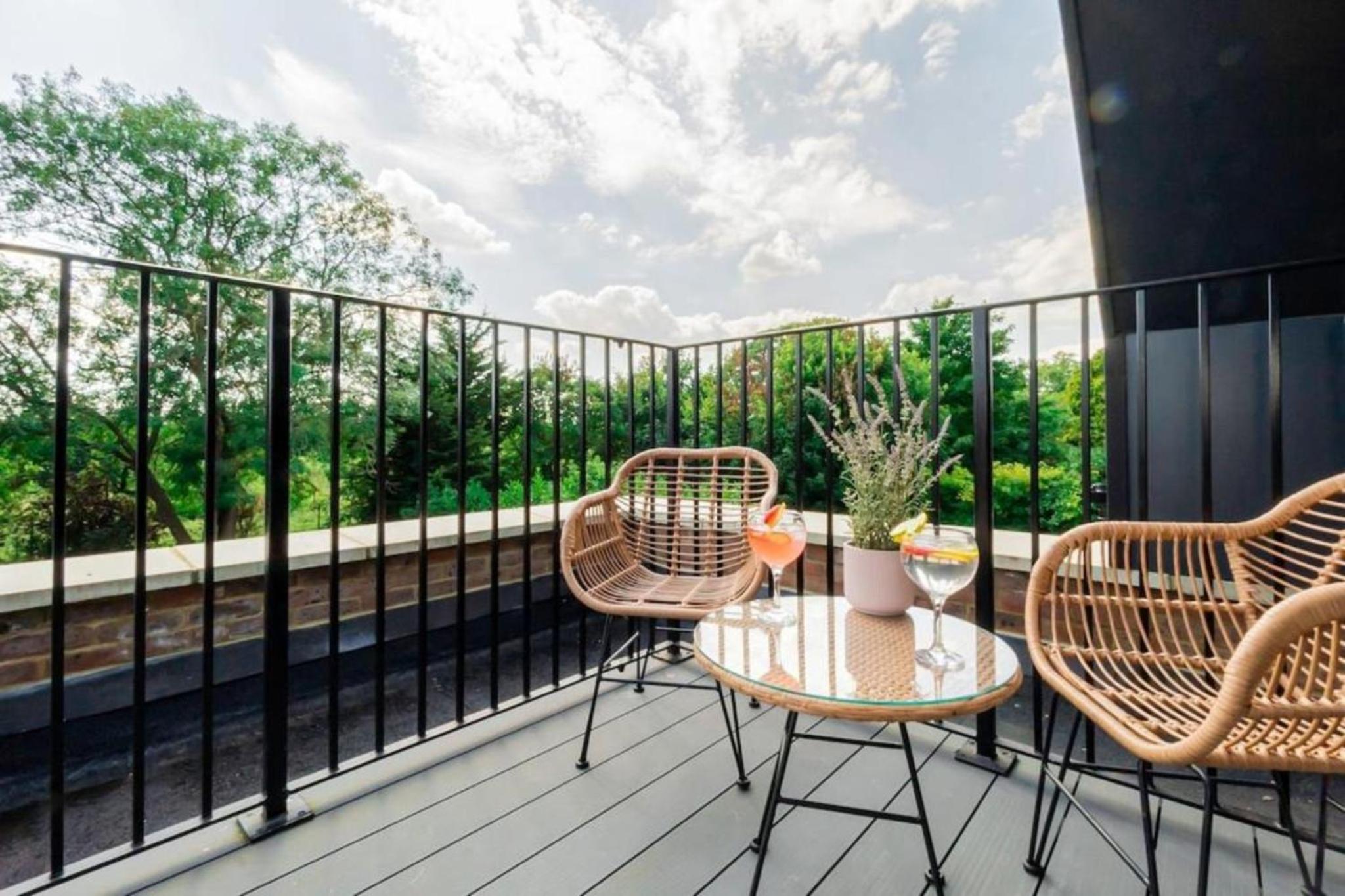 Gorgeous 1-Bedroom Acton Flat with Two Balconies at Acton, Sleeps 4