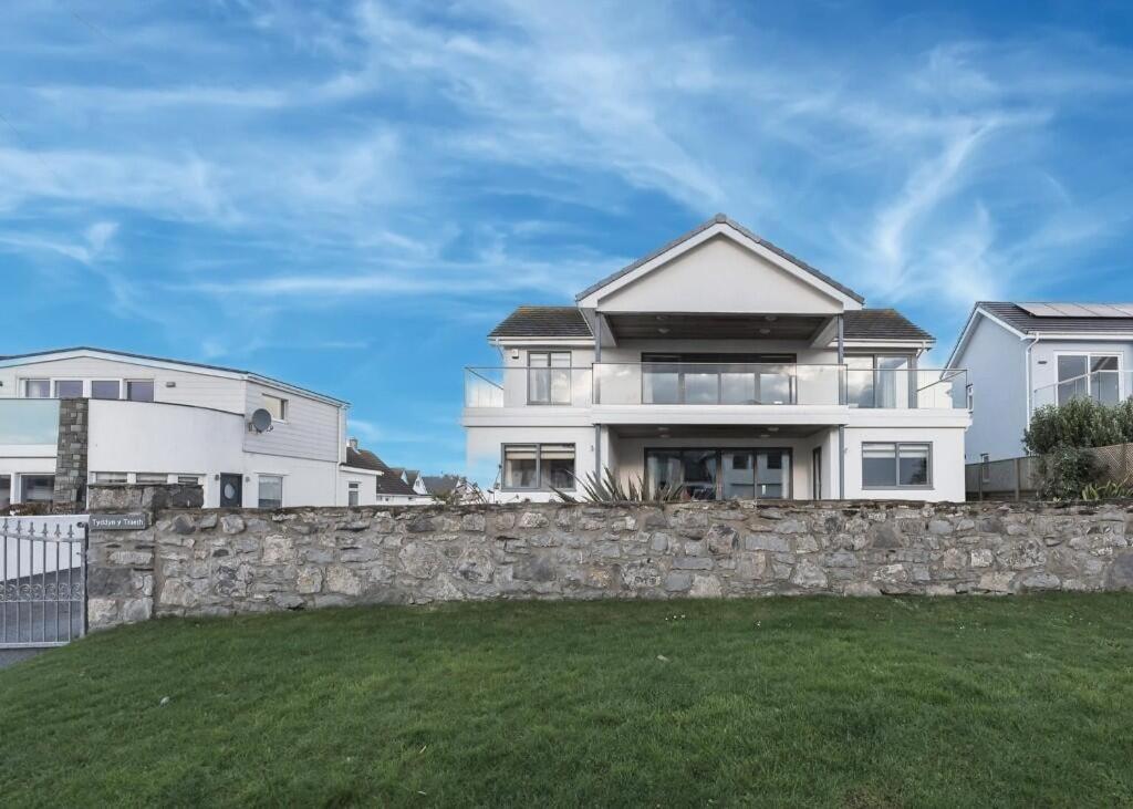 Luxury Family Beach House with Sea Views -Sleeps 8