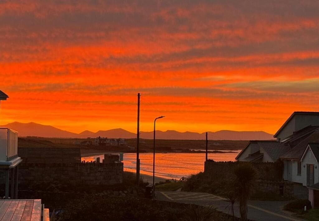 Luxury Family Beach House with Sea Views -Sleeps 8
