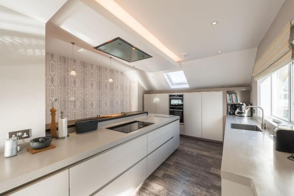 Luxury Family Beach House with Sea Views -Sleeps 8