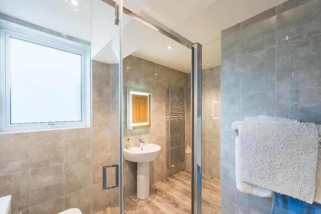 Luxury Family Beach House with Sea Views -Sleeps 8