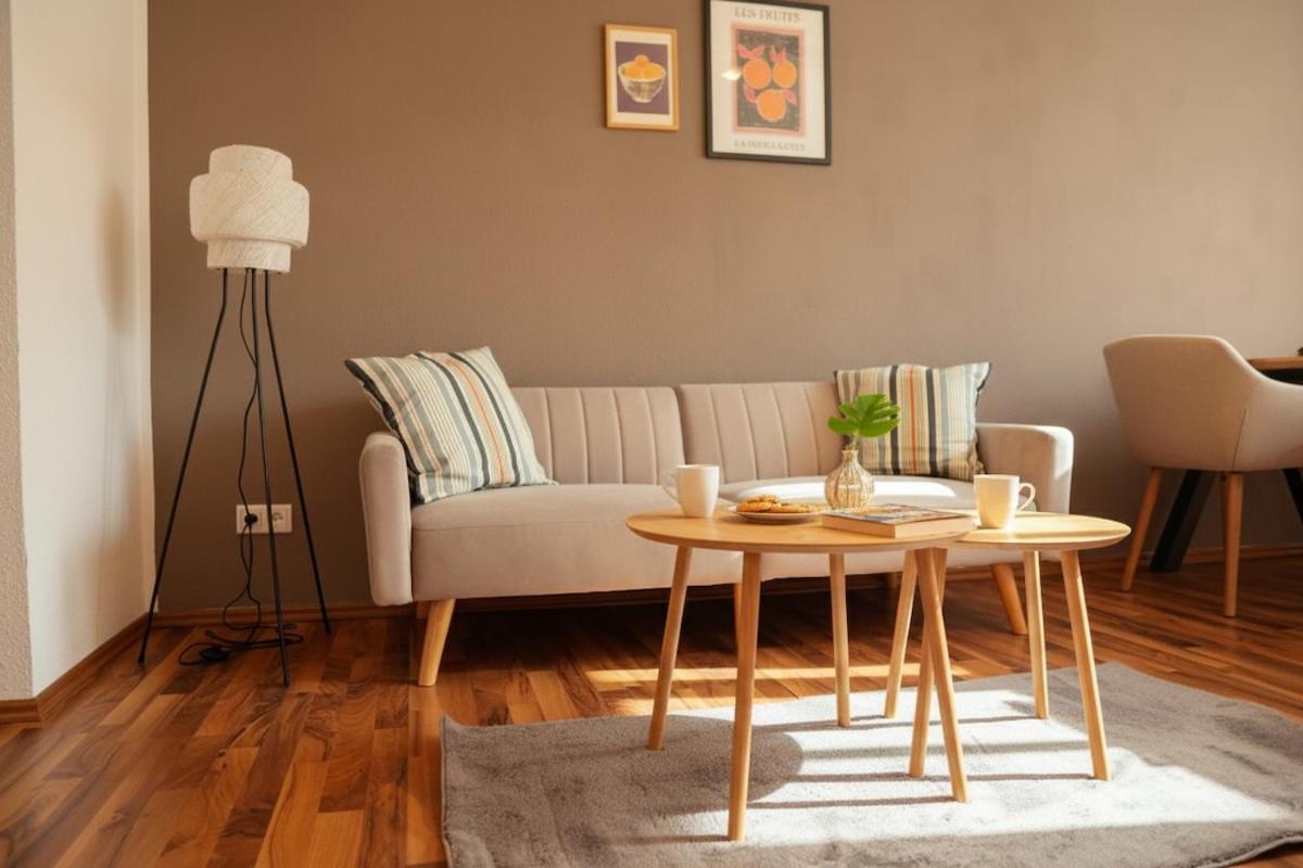 zentrales Apartment mit Fußbodenheizung im ruhigen Hinterhaus, JURA Kaffeevollautomat, Smart-TV, Privater Parkplatz, WIFI, Boxspringbetten