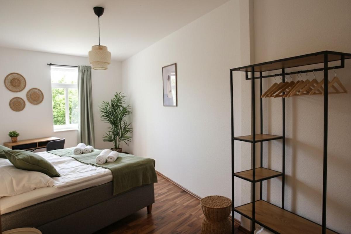 zentrales Apartment mit Fußbodenheizung im ruhigen Hinterhaus, JURA Kaffeevollautomat, Smart-TV, Privater Parkplatz, WIFI, Boxspringbetten