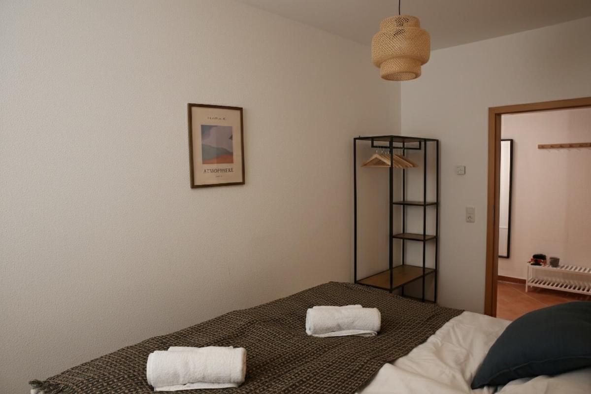 zentrales Apartment mit Fußbodenheizung im ruhigen Hinterhaus, JURA Kaffeevollautomat, Smart-TV, Privater Parkplatz, WIFI, Boxspringbetten