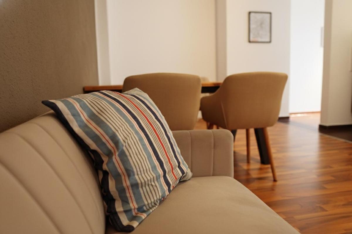 zentrales Apartment mit Fußbodenheizung im ruhigen Hinterhaus, JURA Kaffeevollautomat, Smart-TV, Privater Parkplatz, WIFI, Boxspringbetten