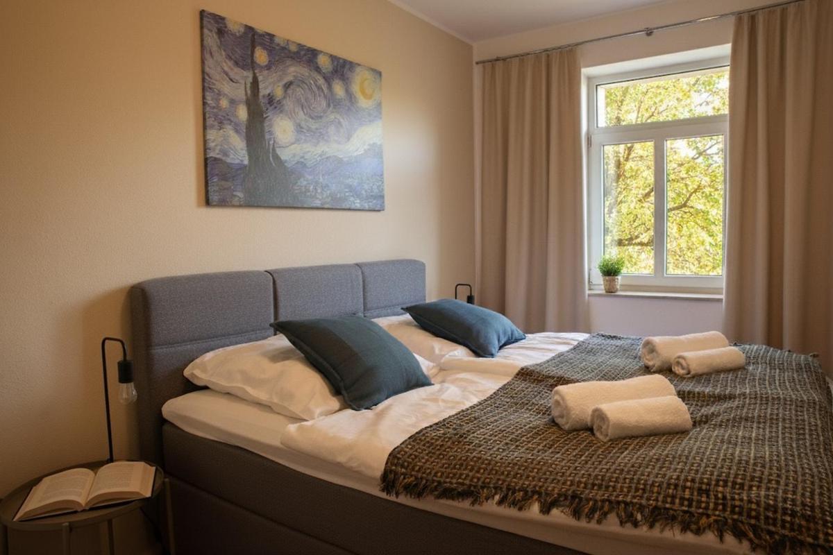 zentrales Apartment mit Fußbodenheizung im ruhigen Hinterhaus, JURA Kaffeevollautomat, Smart-TV, Privater Parkplatz, WIFI, Boxspringbetten