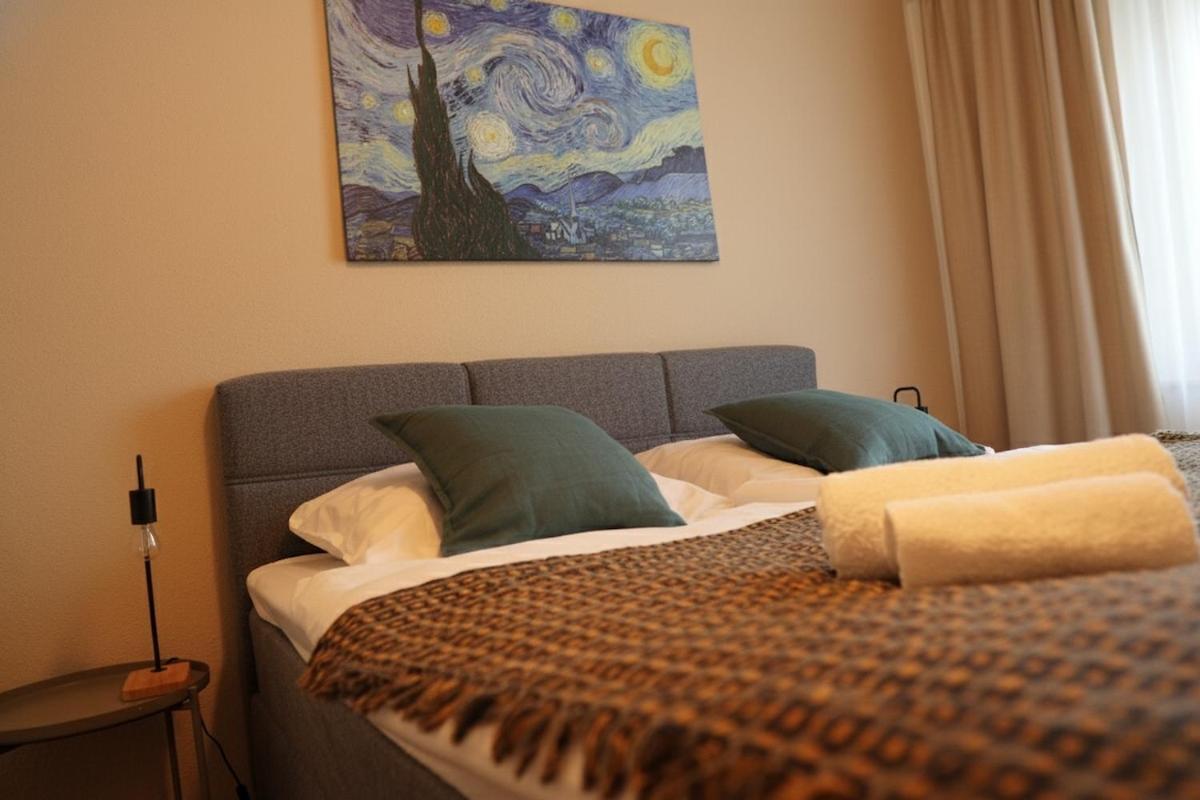 zentrales Apartment mit Fußbodenheizung im ruhigen Hinterhaus, JURA Kaffeevollautomat, Smart-TV, Privater Parkplatz, WIFI, Boxspringbetten