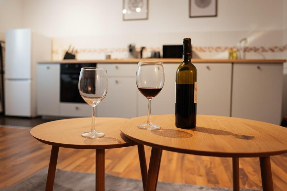 zentrales Apartment mit Fußbodenheizung im ruhigen Hinterhaus, JURA Kaffeevollautomat, Smart-TV, Privater Parkplatz, WIFI, Boxspringbetten
