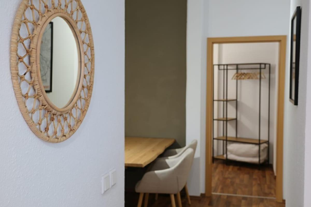 zentrales Apartment mit Fußbodenheizung im ruhigen Hinterhaus, JURA Kaffeevollautomat, Smart-TV, Privater Parkplatz, WIFI, Boxspringbetten