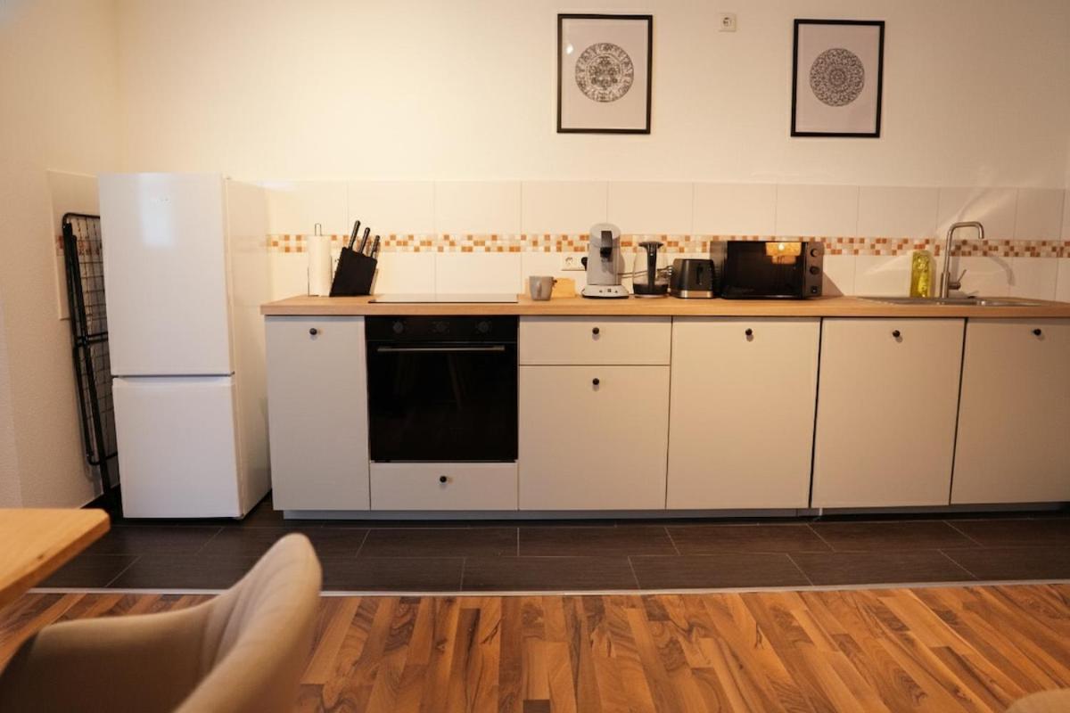 zentrales Apartment mit Fußbodenheizung im ruhigen Hinterhaus, JURA Kaffeevollautomat, Smart-TV, Privater Parkplatz, WIFI, Boxspringbetten