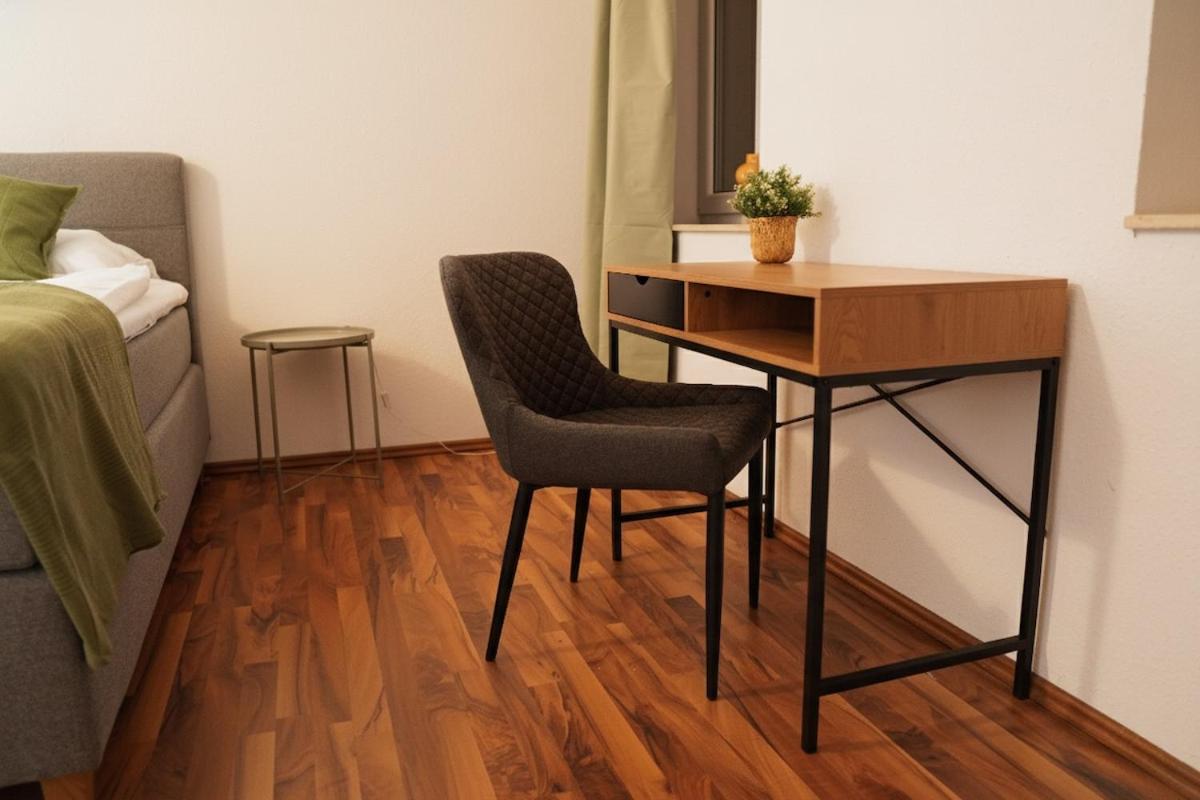 zentrales Apartment mit Fußbodenheizung im ruhigen Hinterhaus, JURA Kaffeevollautomat, Smart-TV, Privater Parkplatz, WIFI, Boxspringbetten