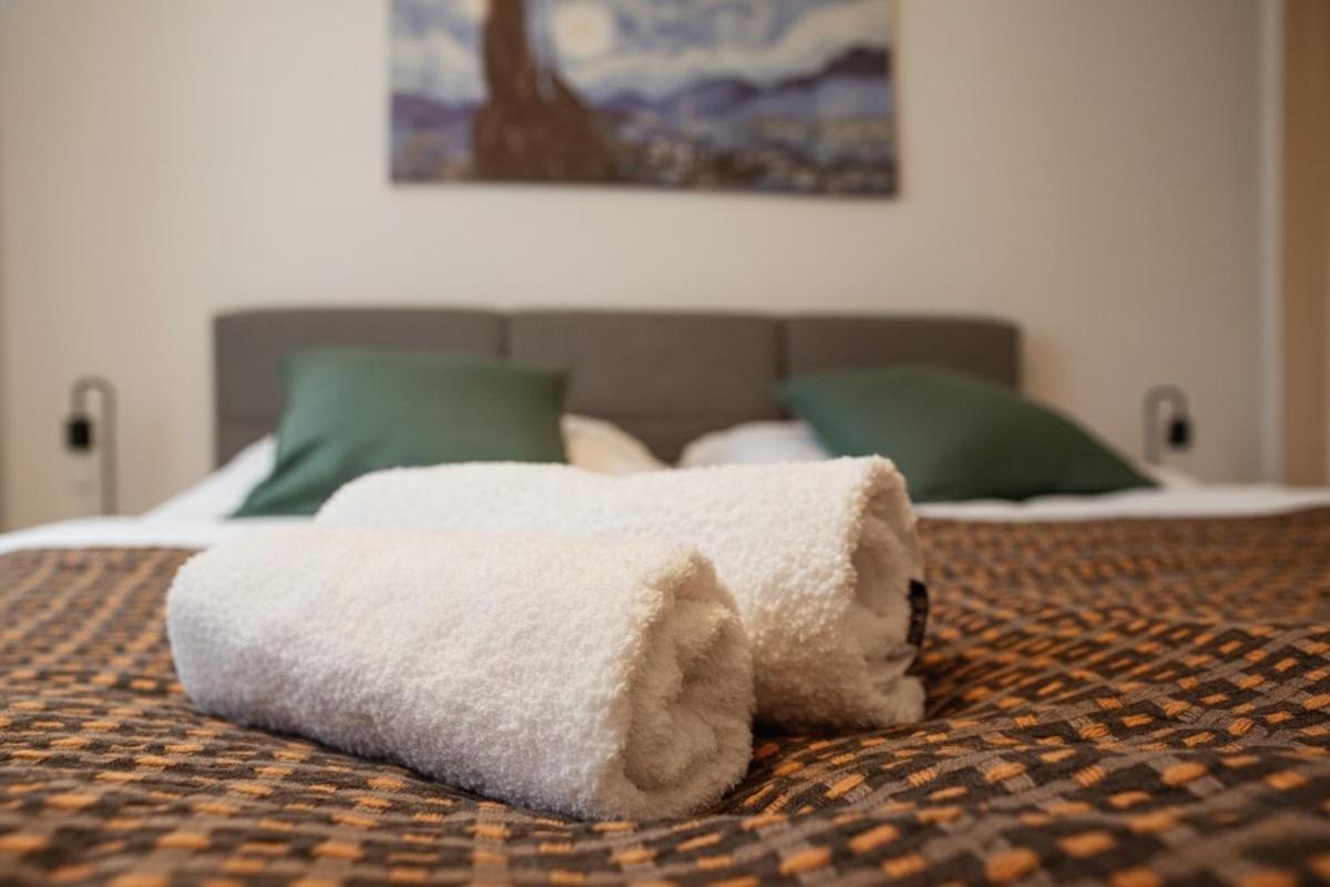 zentrales Apartment mit Fußbodenheizung im ruhigen Hinterhaus, JURA Kaffeevollautomat, Smart-TV, Privater Parkplatz, WIFI, Boxspringbetten