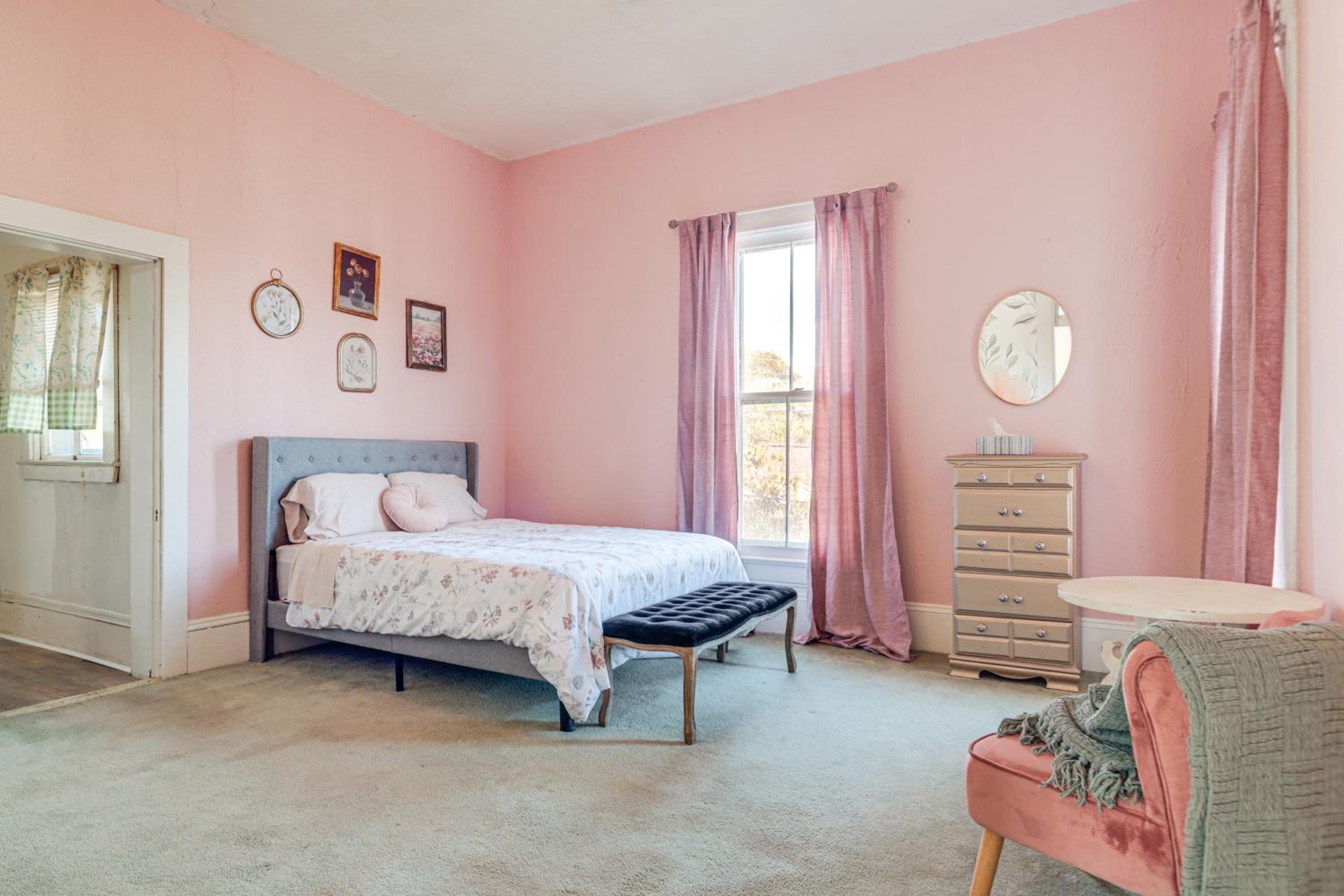 2 Blocks to Ohio River! Historic Victorian Gem