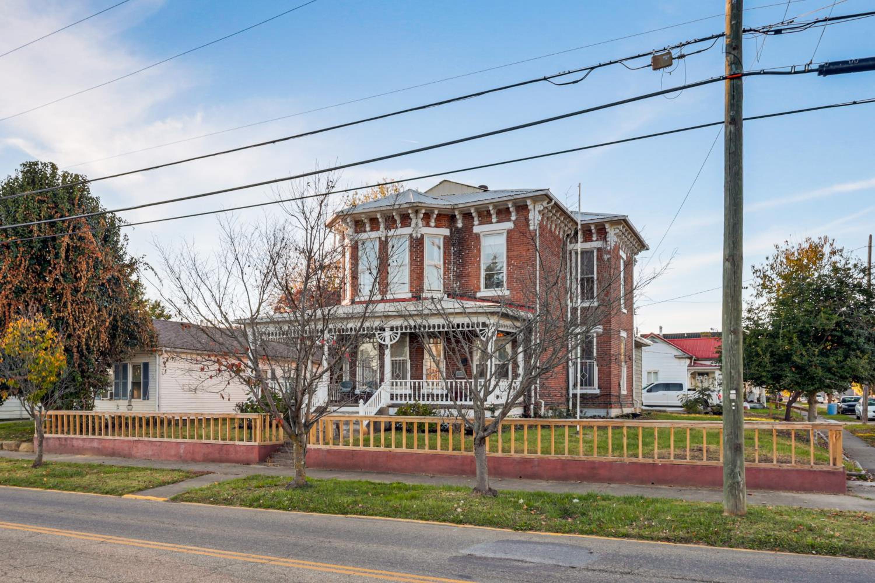 2 Blocks to Ohio River! Historic Victorian Gem