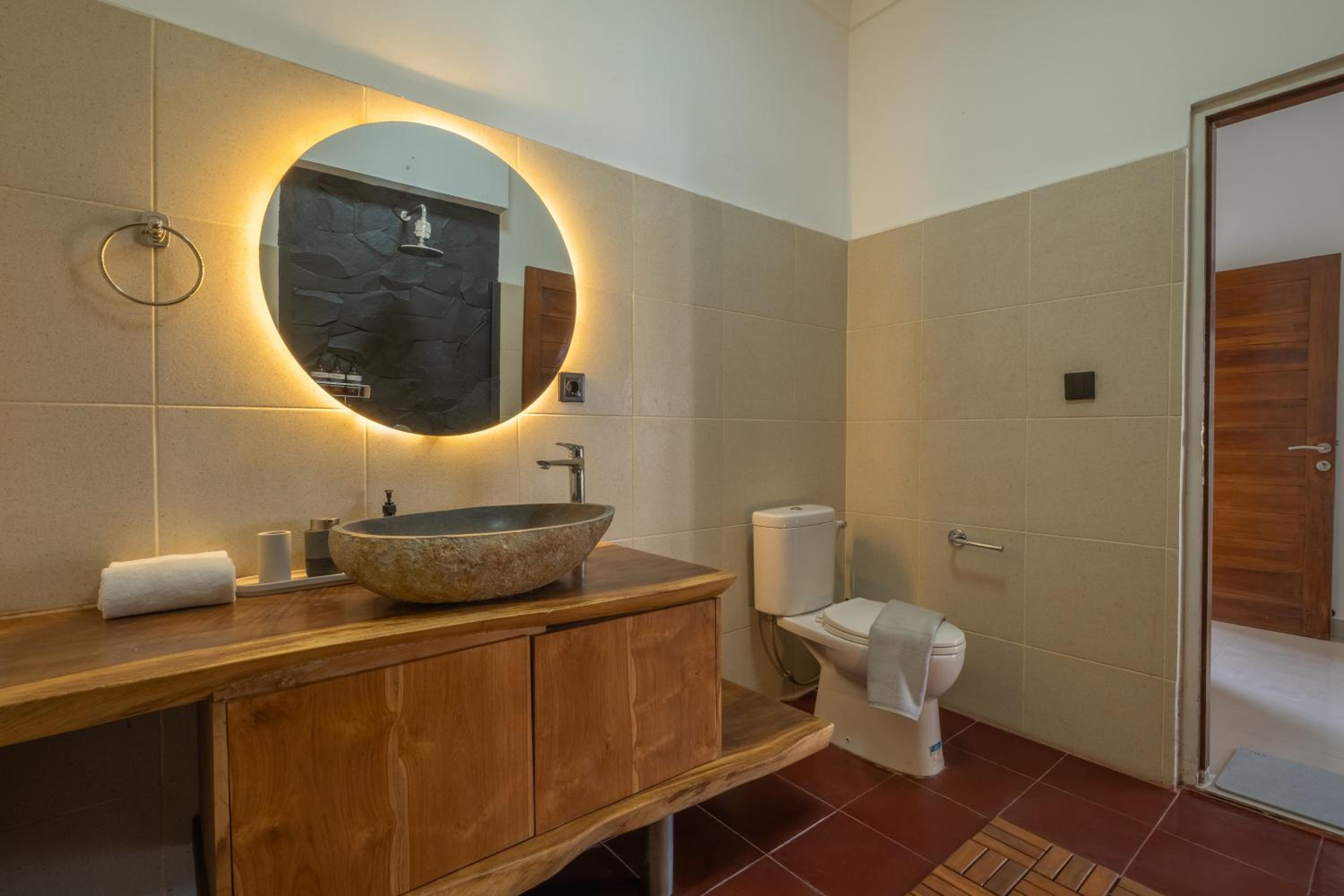 Modern 2-Bedroom Villa with Private Pool, 7m from Beach