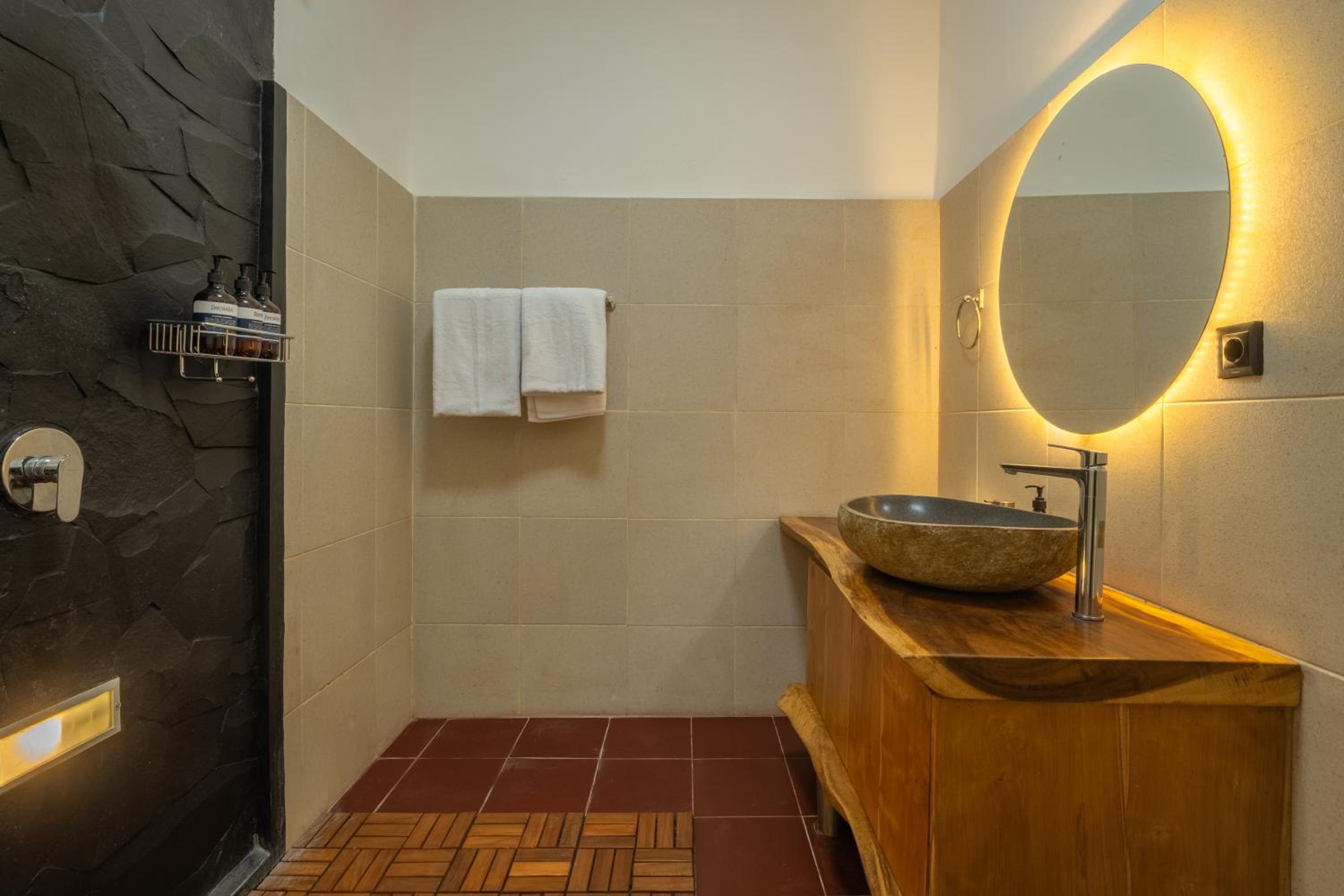 Modern 2-Bedroom Villa with Private Pool, 7m from Beach