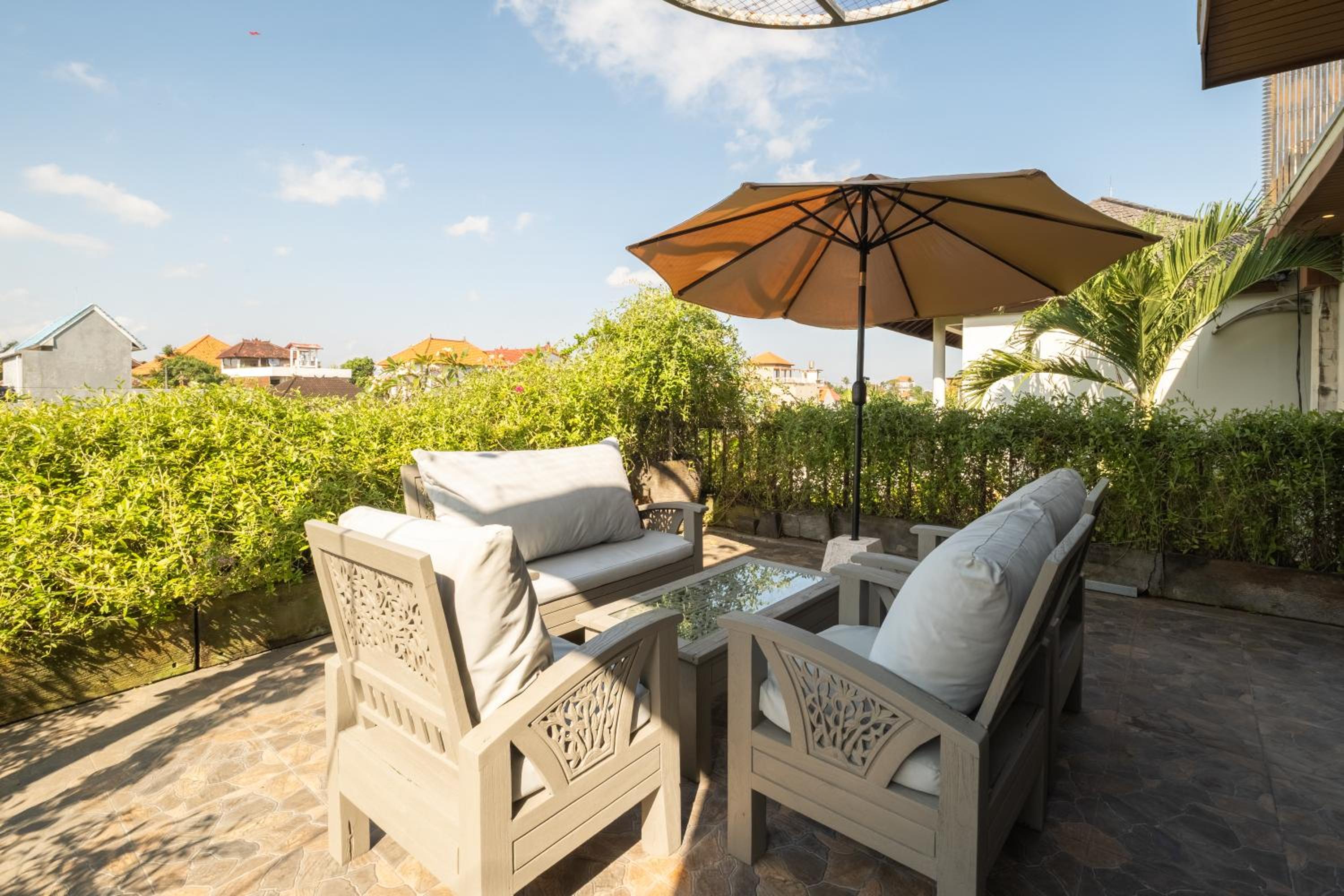 Modern 2-Bedroom Villa with Private Pool, 7m from Beach