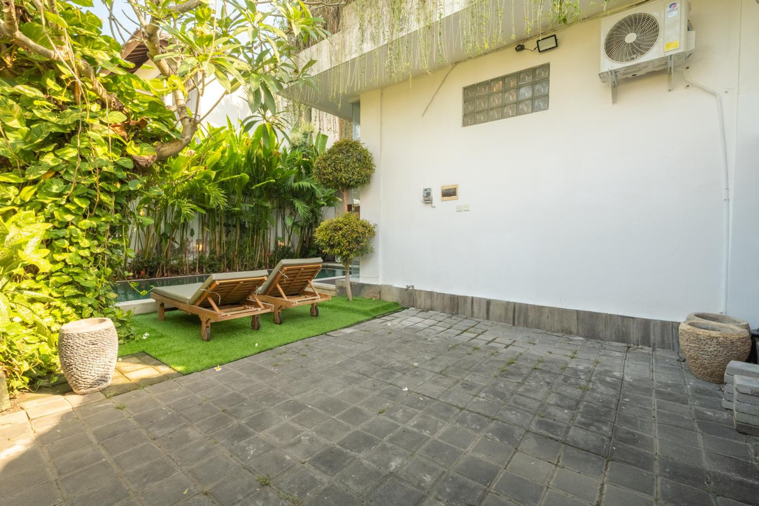 Modern 2-Bedroom Villa with Private Pool, 7m from Beach