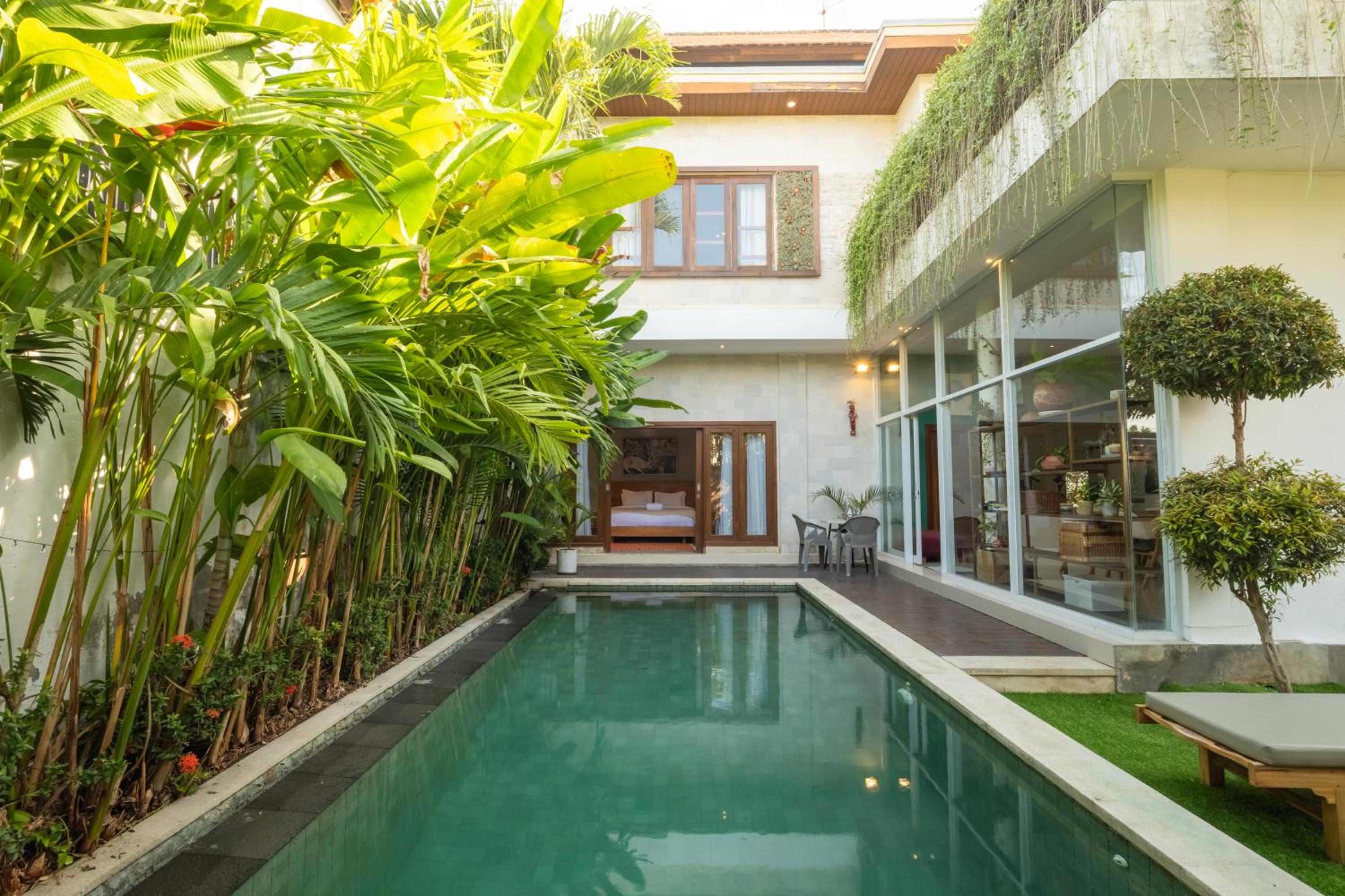 Modern 2-Bedroom Villa with Private Pool, 7m from Beach