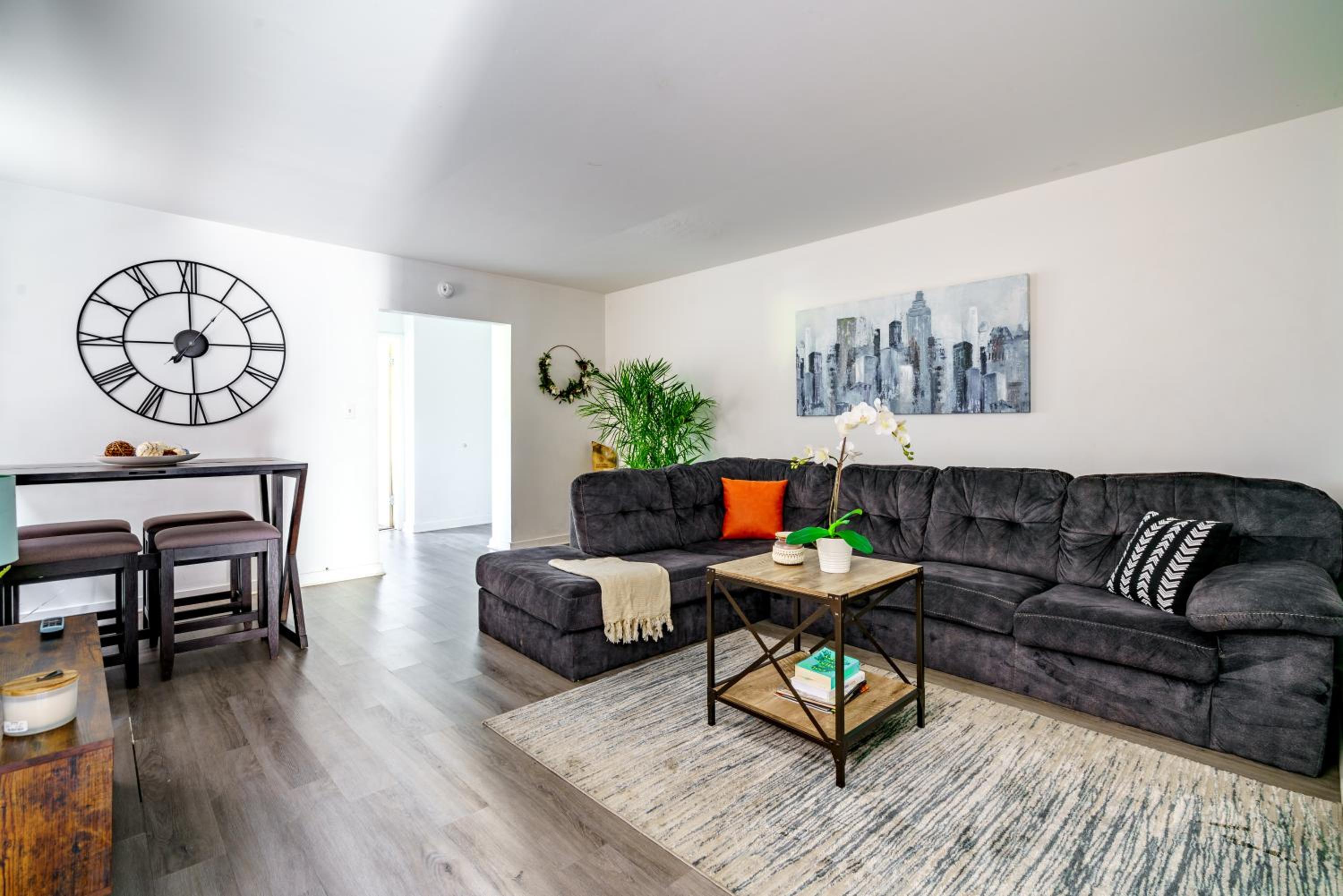 Jungle House Columbus Sleep 12 Downtown Ohio Free Parking - Steps to Convention Center & Nationwide Arena - 2BR Short North Luxury Home - Over 5,800 Five S