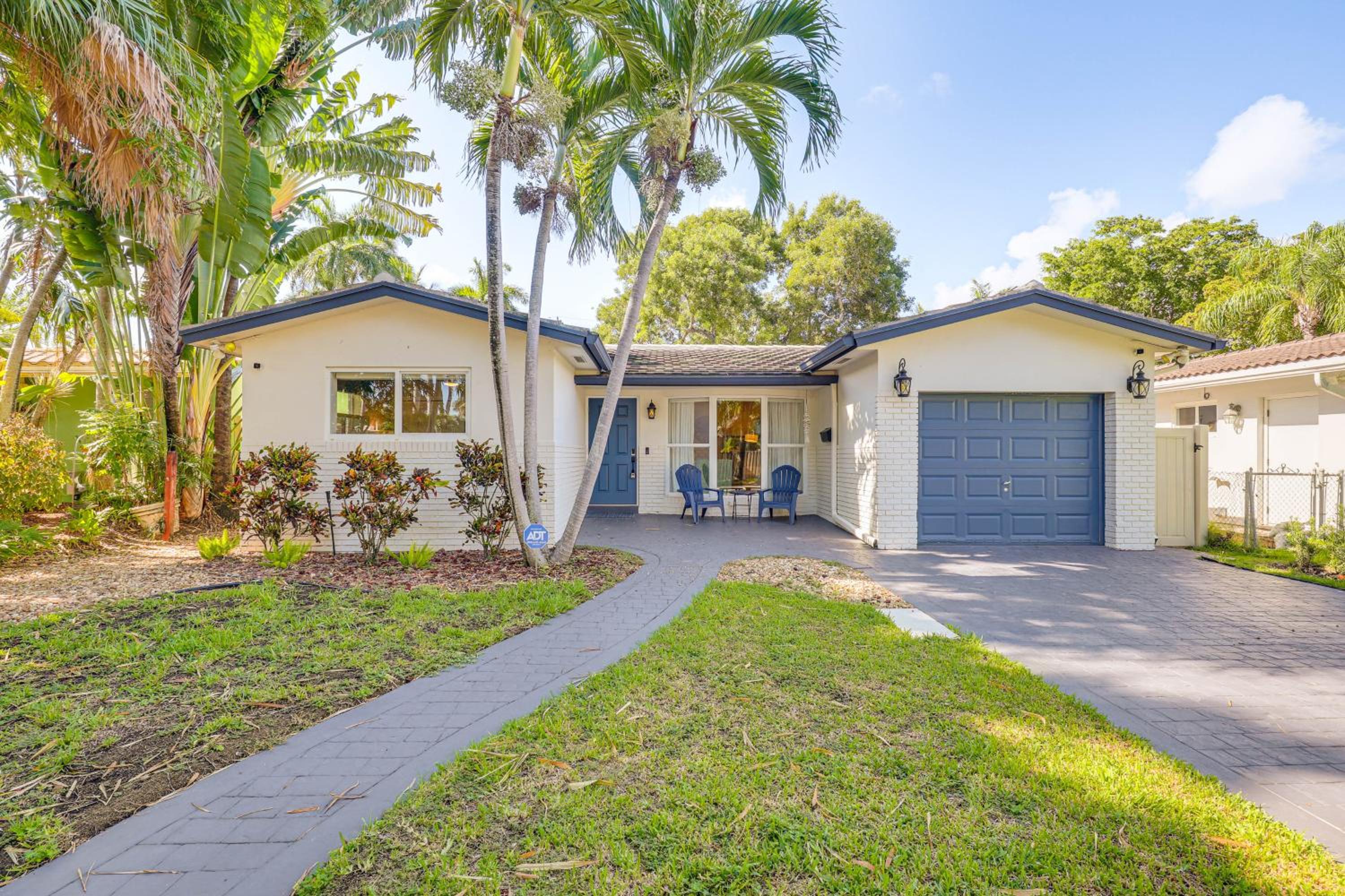 Spacious Yard, Near Golf Modern Home in Hollywood