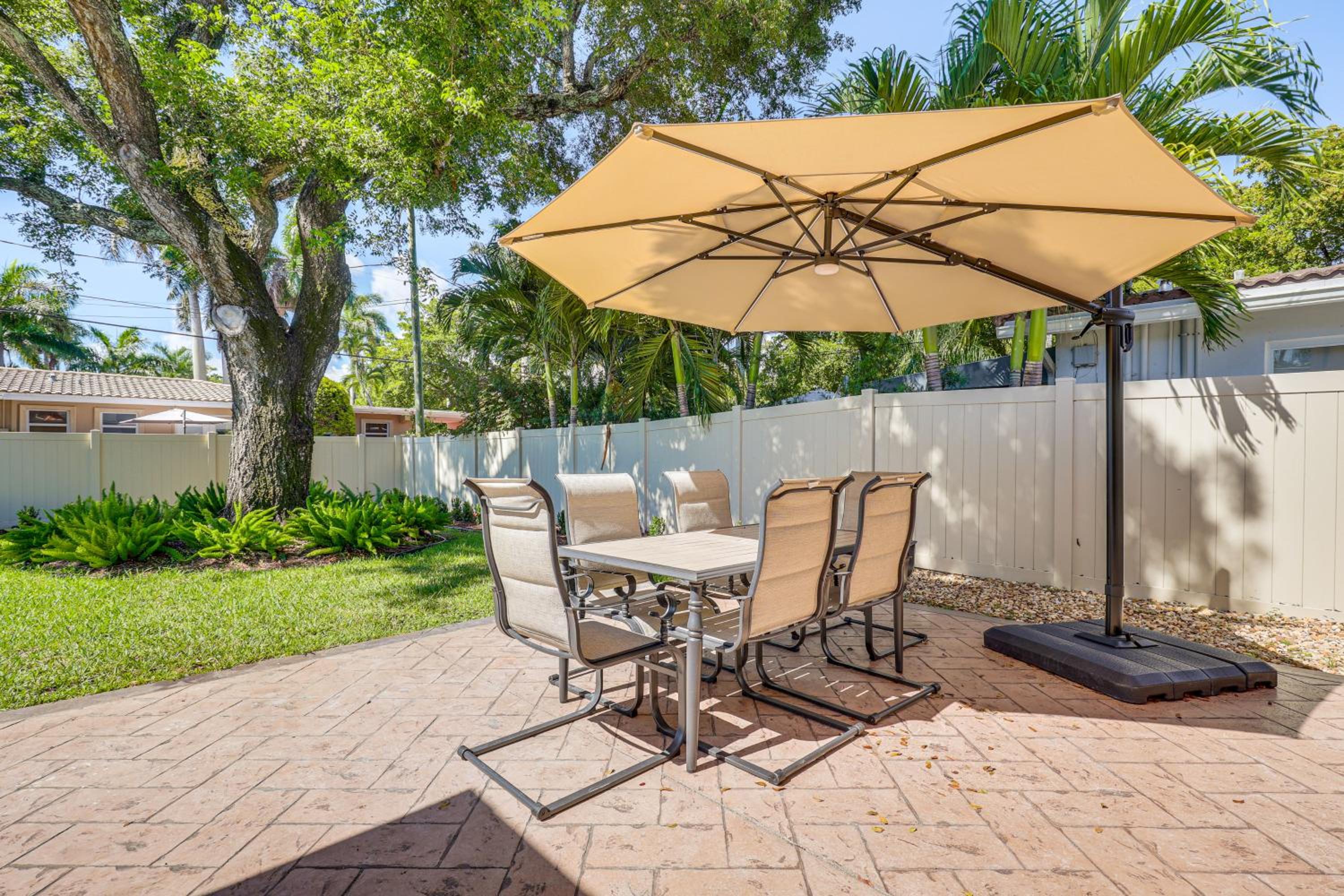 Spacious Yard, Near Golf Modern Home in Hollywood