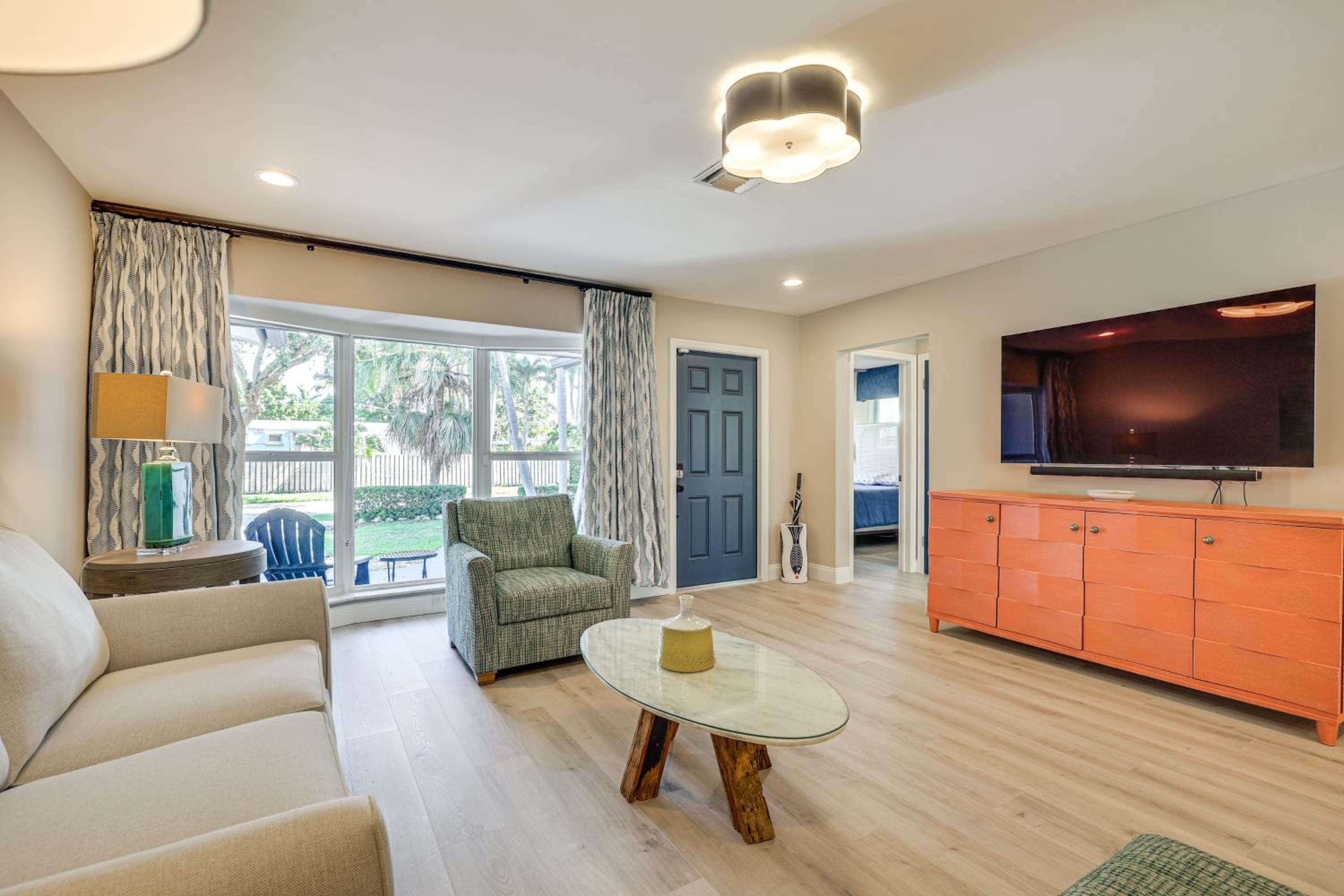 Spacious Yard, Near Golf Modern Home in Hollywood