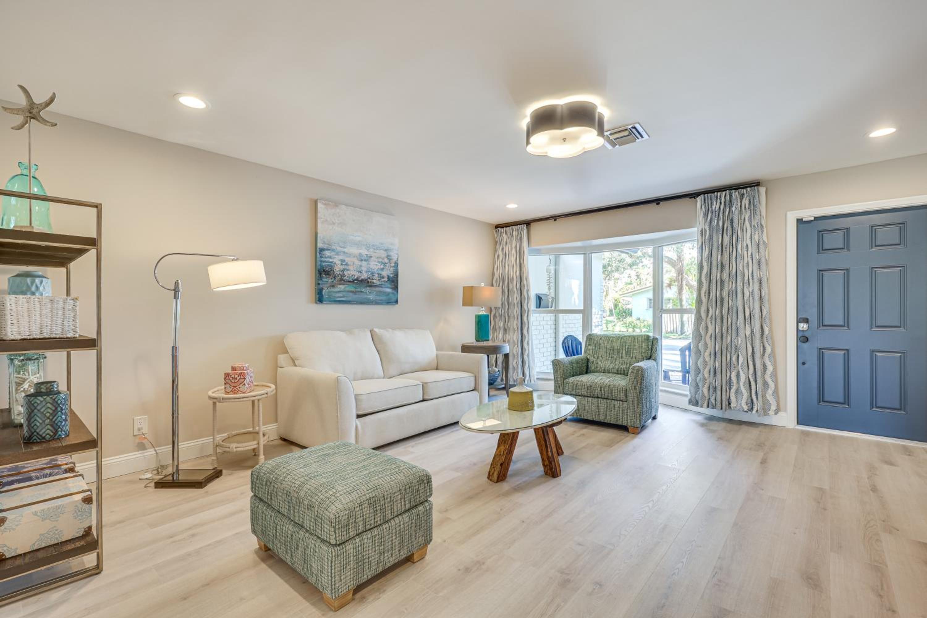 Spacious Yard, Near Golf Modern Home in Hollywood